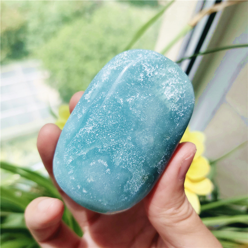 Wholesale Natural high quality sky blue crystal palm stone caribbean calcite palm for sale