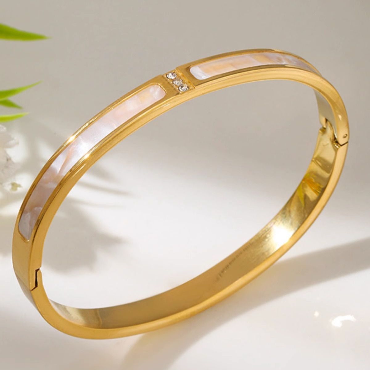 Wholesale Women's 18k Gold Diamond Shell Bangle Zirconia Stainless Steel Bangle With Shell