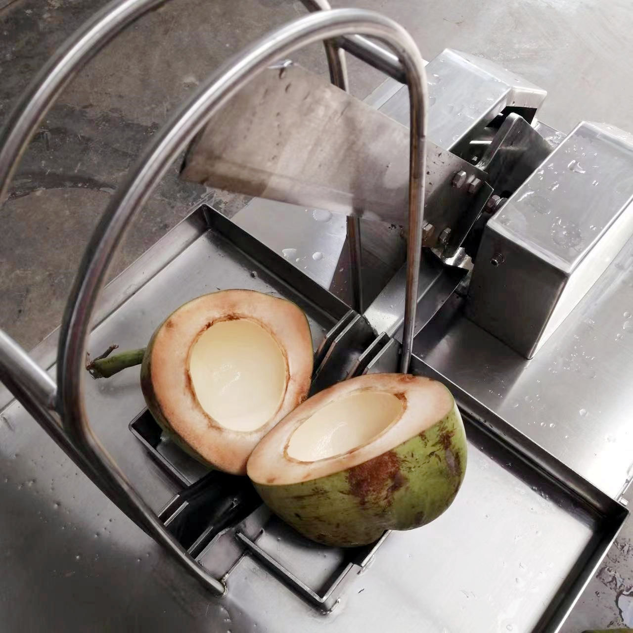 Fresh Coconut Water Extracting Machine Automatic Green Coconut Half Cutting Opening Machine Coconut Cutting