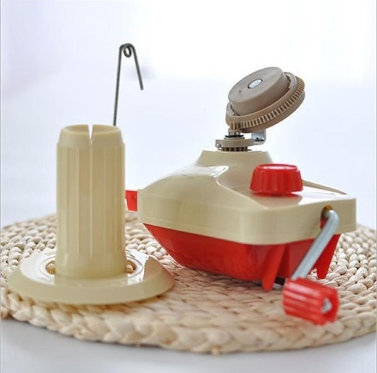 Small hand-operated yarn winder suitable for household use yarn winder which quick and convenient winding