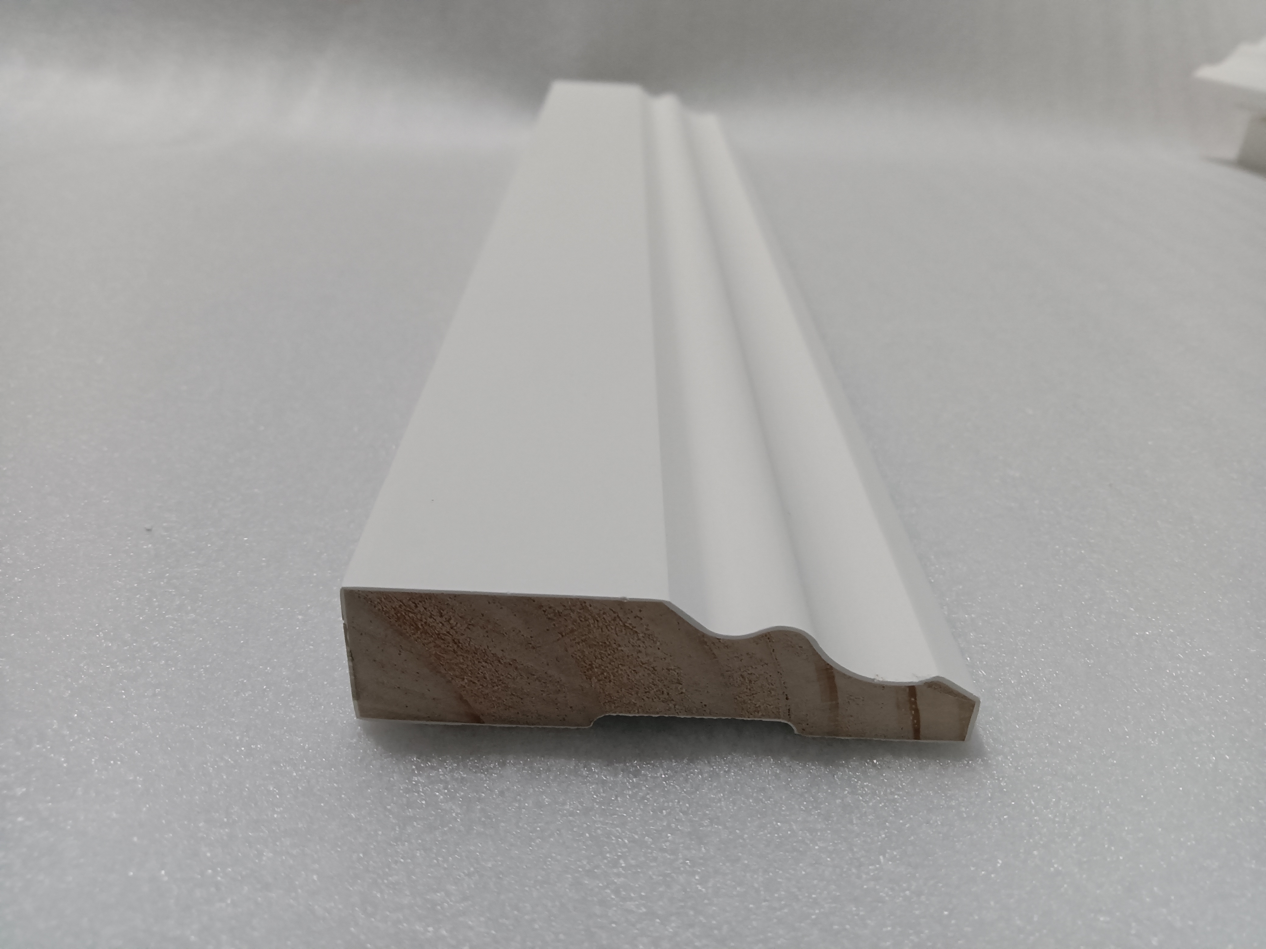 White Primer Surfaced  Solid Baseboard Wood Moulding luxury floor molding flexible wall moulding for Interior Decoration