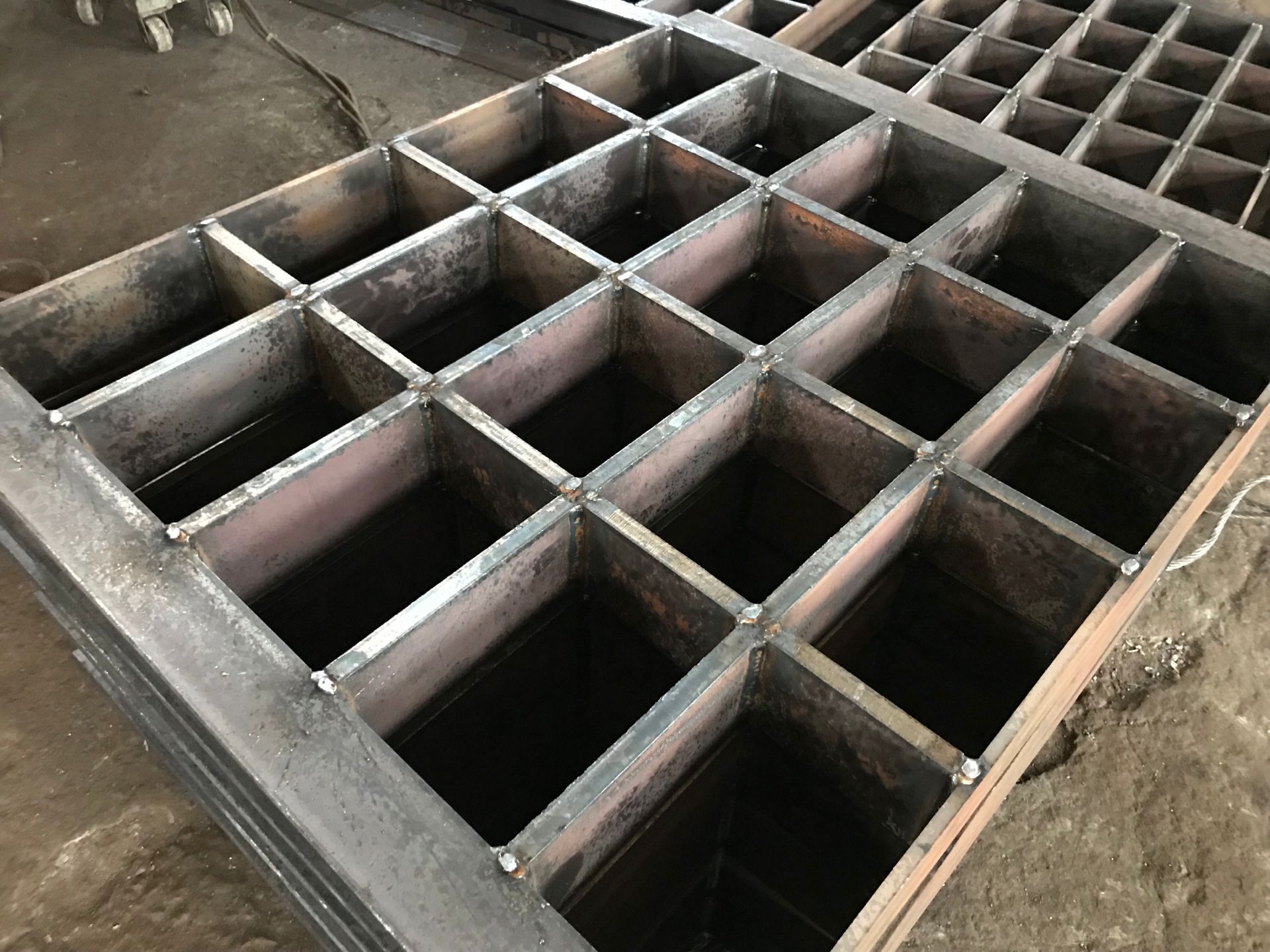 Load 1200 Tons Pressure Locked Grating Heavy Duty Steel Grating / Floor Grates