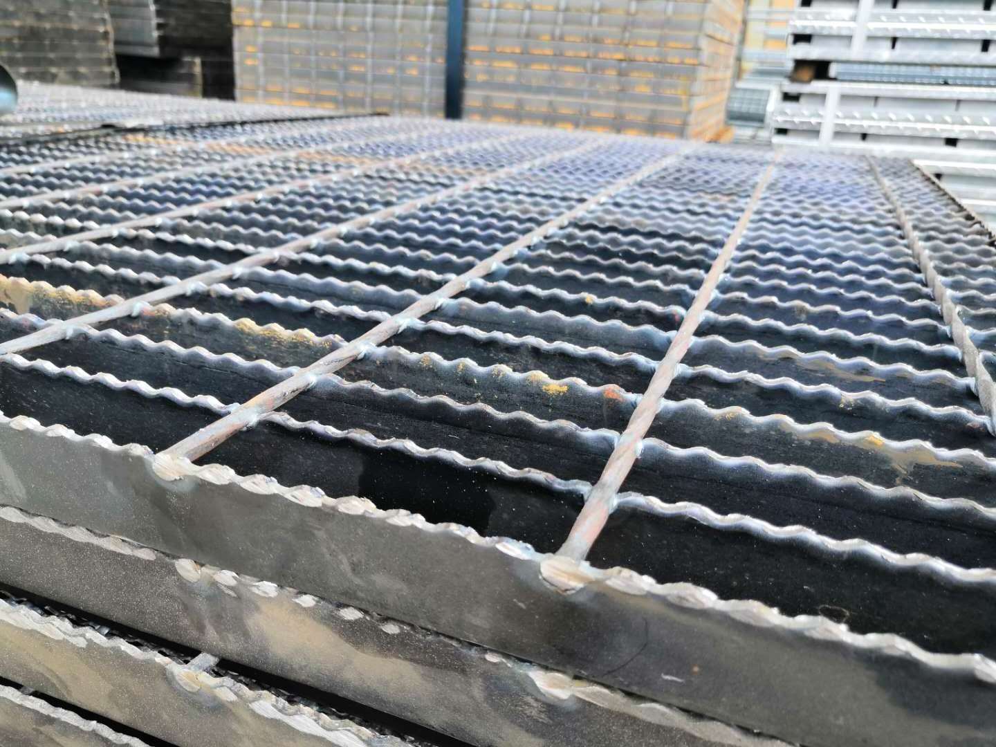 Hot DIP Galvanized 19-W4 Forge Welded Serrated Steel Grating Bar Grating for Steel Structure