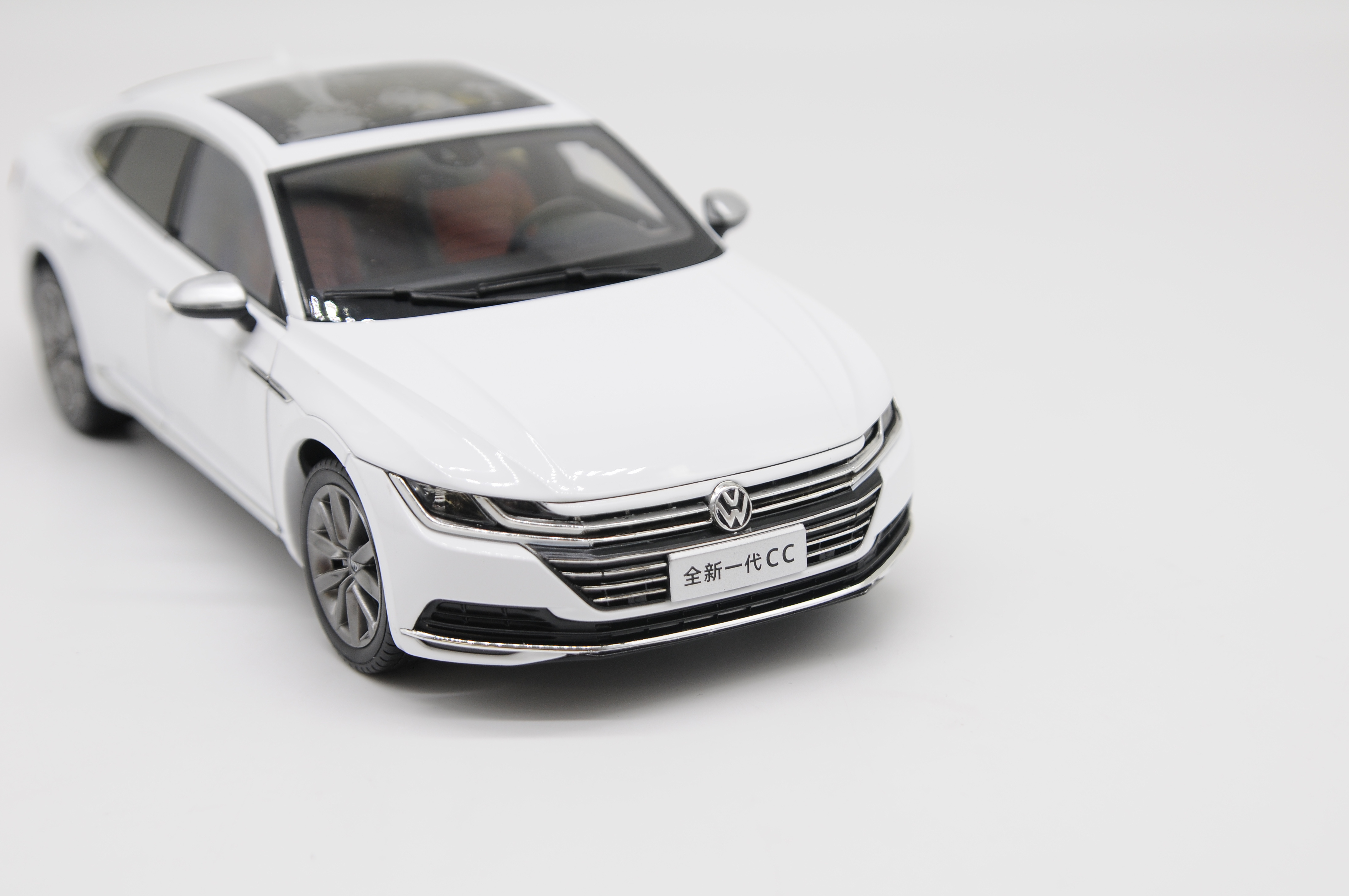 New Generation of Volkswagen C C 1:18 Alloy Full-drive Car Model Diecast Luxury Simulation Alloy Car Model