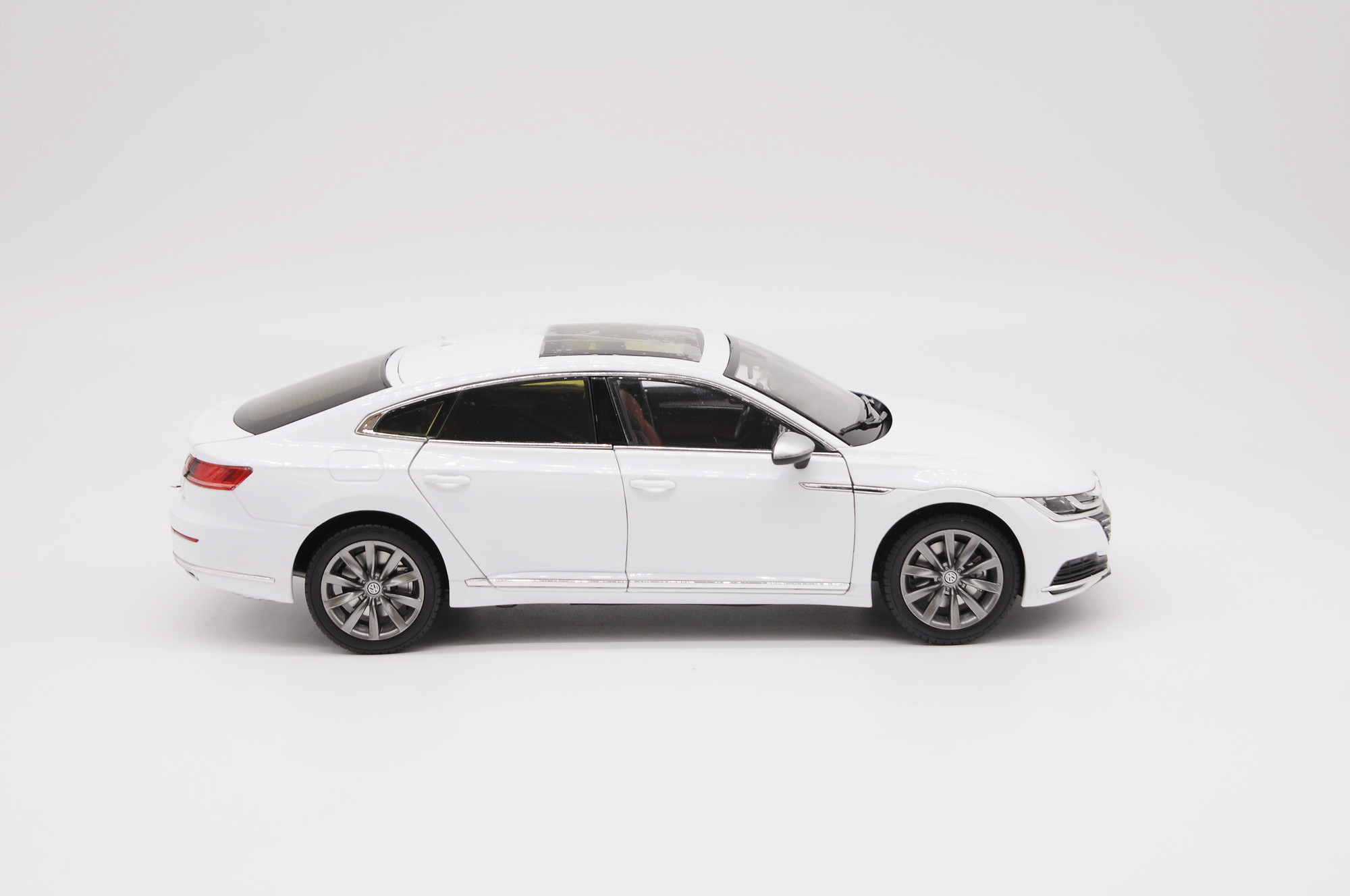 New Generation of Volkswagen C C 1:18 Alloy Full-drive Car Model Diecast Luxury Simulation Alloy Car Model