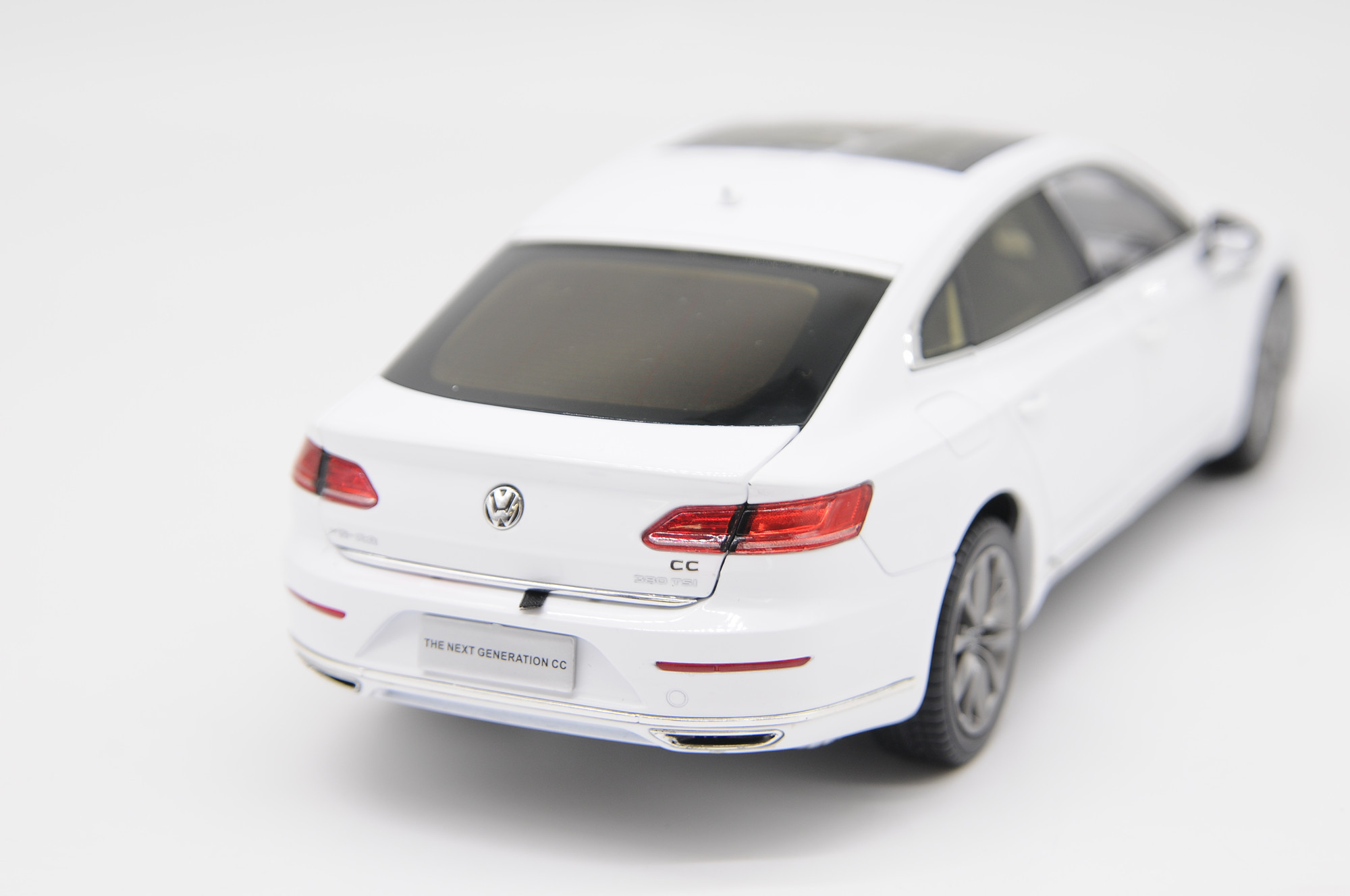 New Generation of Volkswagen C C 1:18 Alloy Full-drive Car Model Diecast Luxury Simulation Alloy Car Model