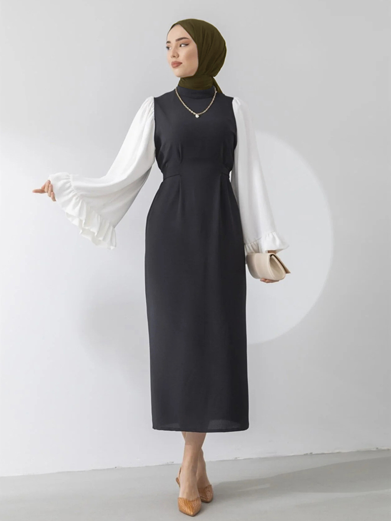 Islamic Middle Eastern women's floor-length dress The small, loose sleeves are paired with a colorful waist muslim dresses