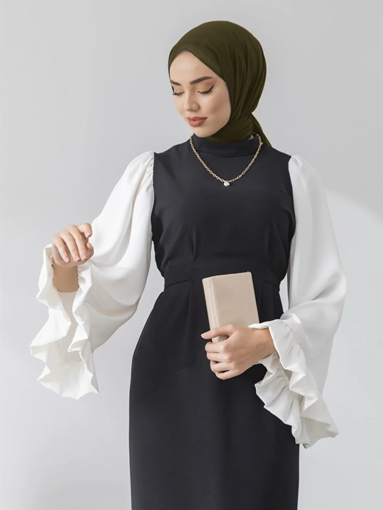 Islamic Middle Eastern women's floor-length dress The small, loose sleeves are paired with a colorful waist muslim dresses