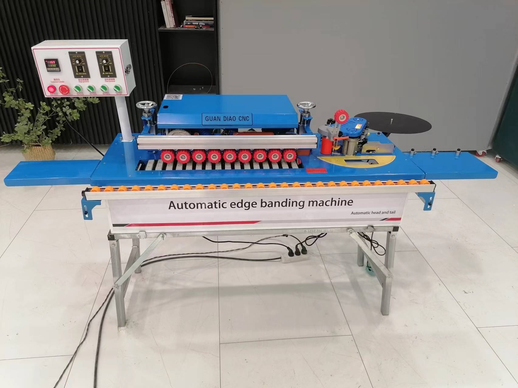 Automatic edge banding machine Small wood-based panel machine with pre-milling and trimming