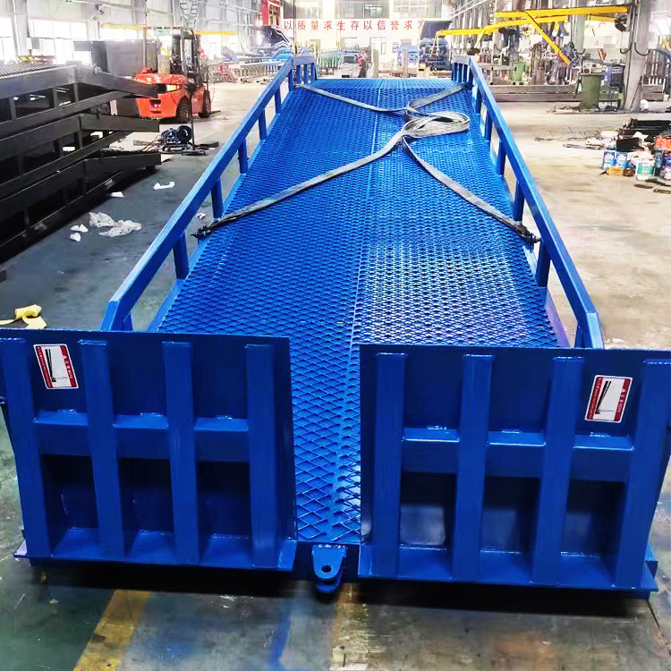 CEMobile boarding bridge forklift loading ramp container loading and unloading lifting platform storage dock leveler