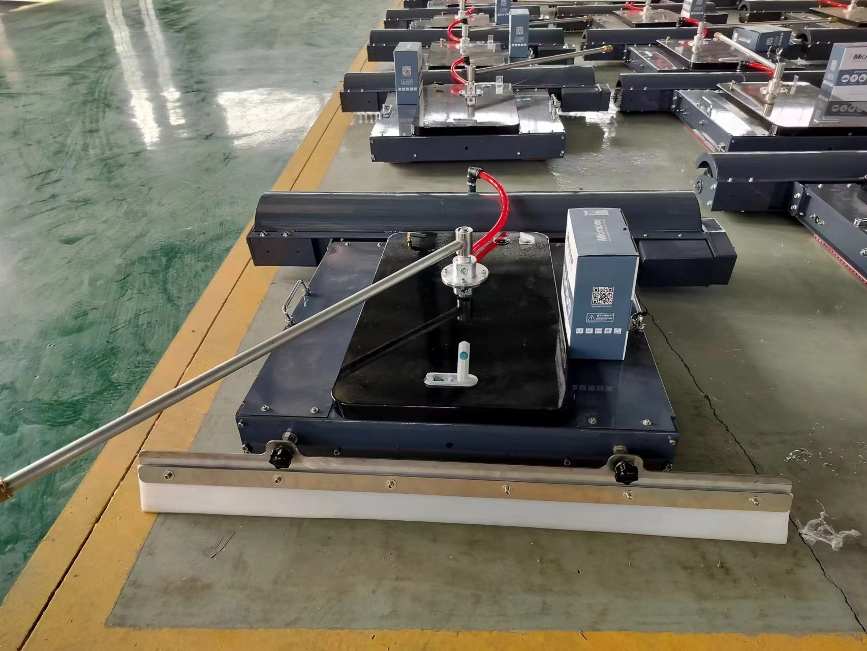 Photovoltaic cleaning robot equipment that can efficiently clean solar panels