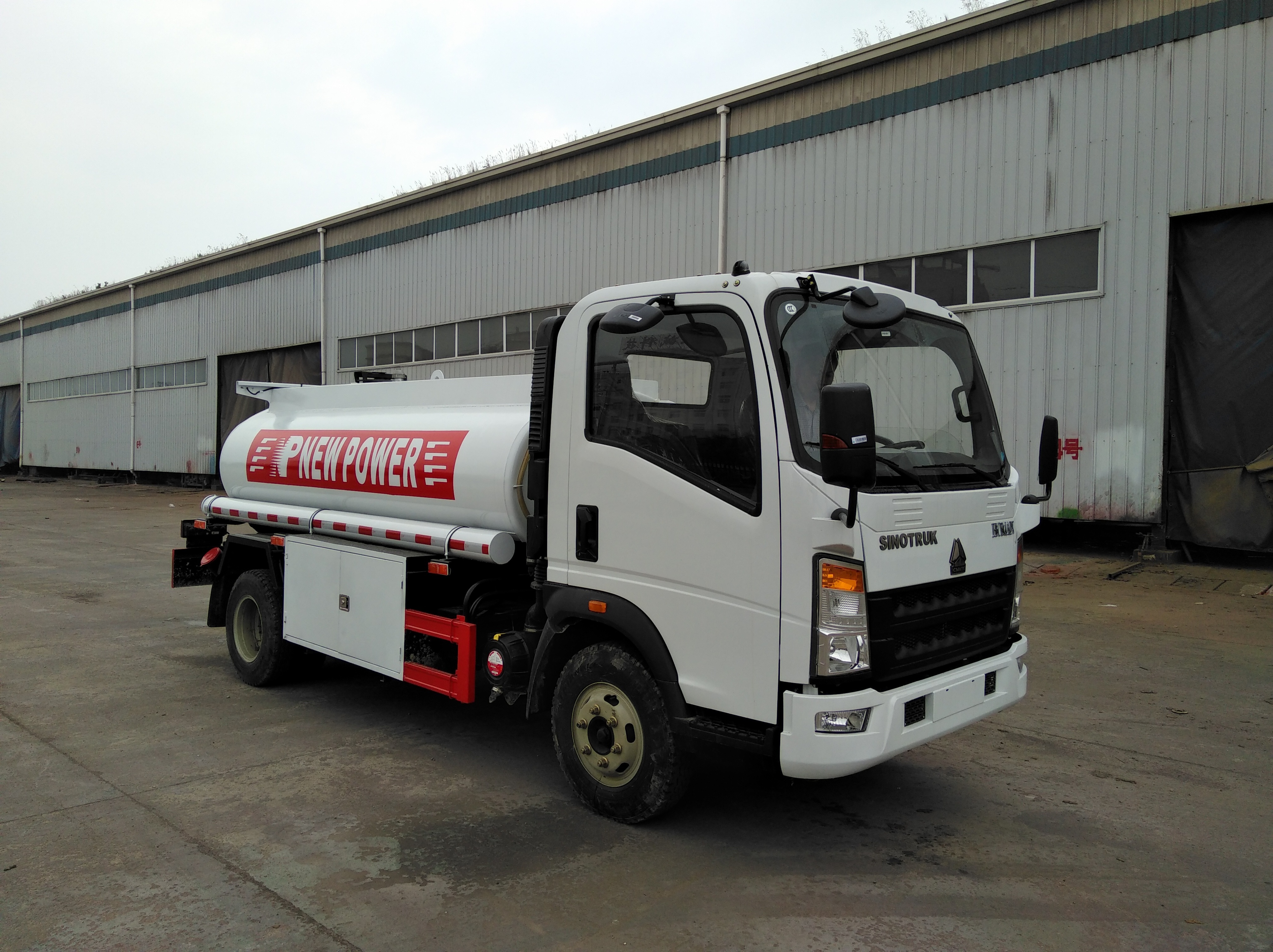 Sinotruk 4x4 mini fuel tanke truck price