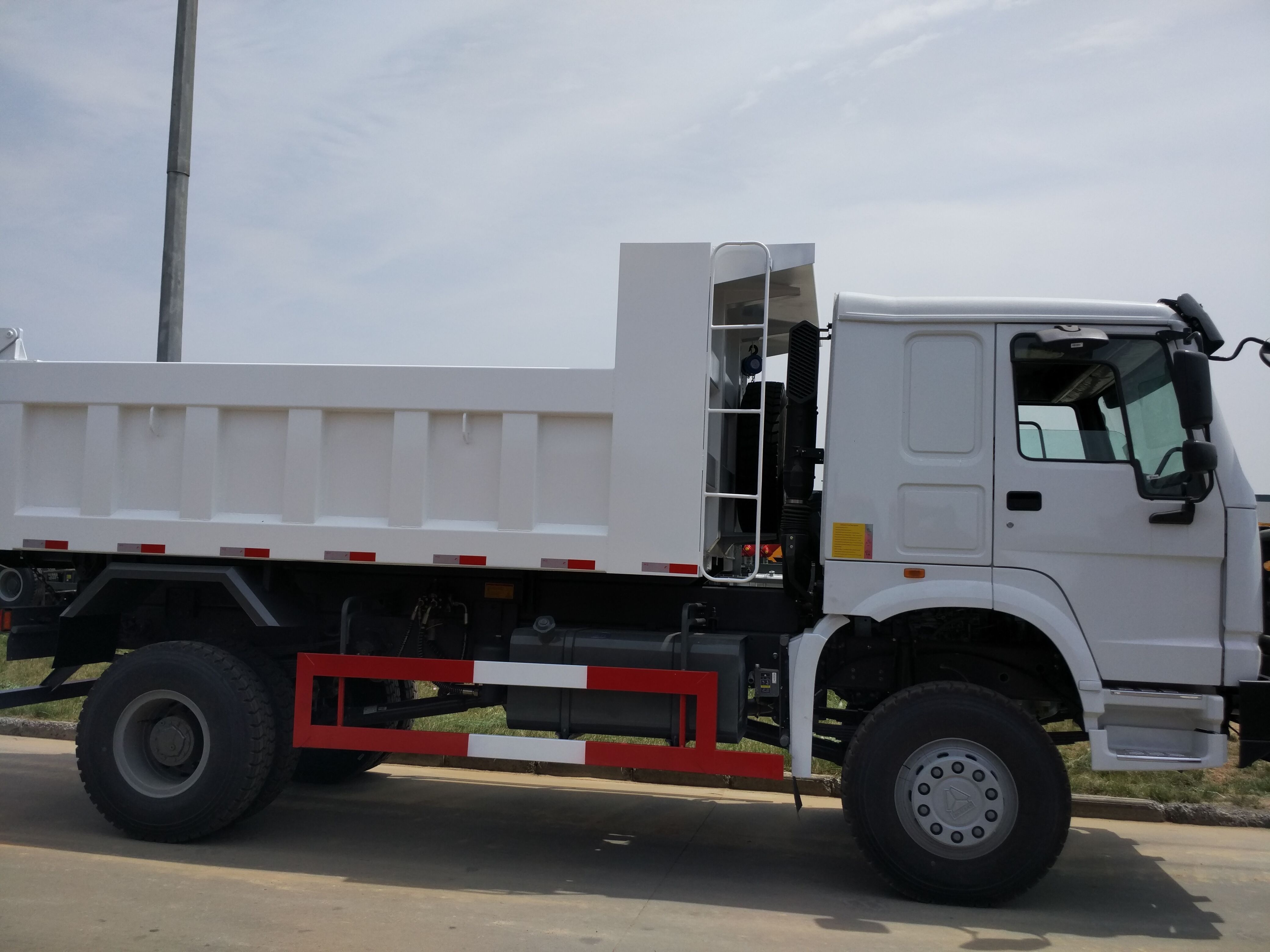 dump truck 4x2 sinotruk HOWO capacity 10 ton 12 ton 15ton 16 ton  18 ton  2 axles  6 wheel dump truck