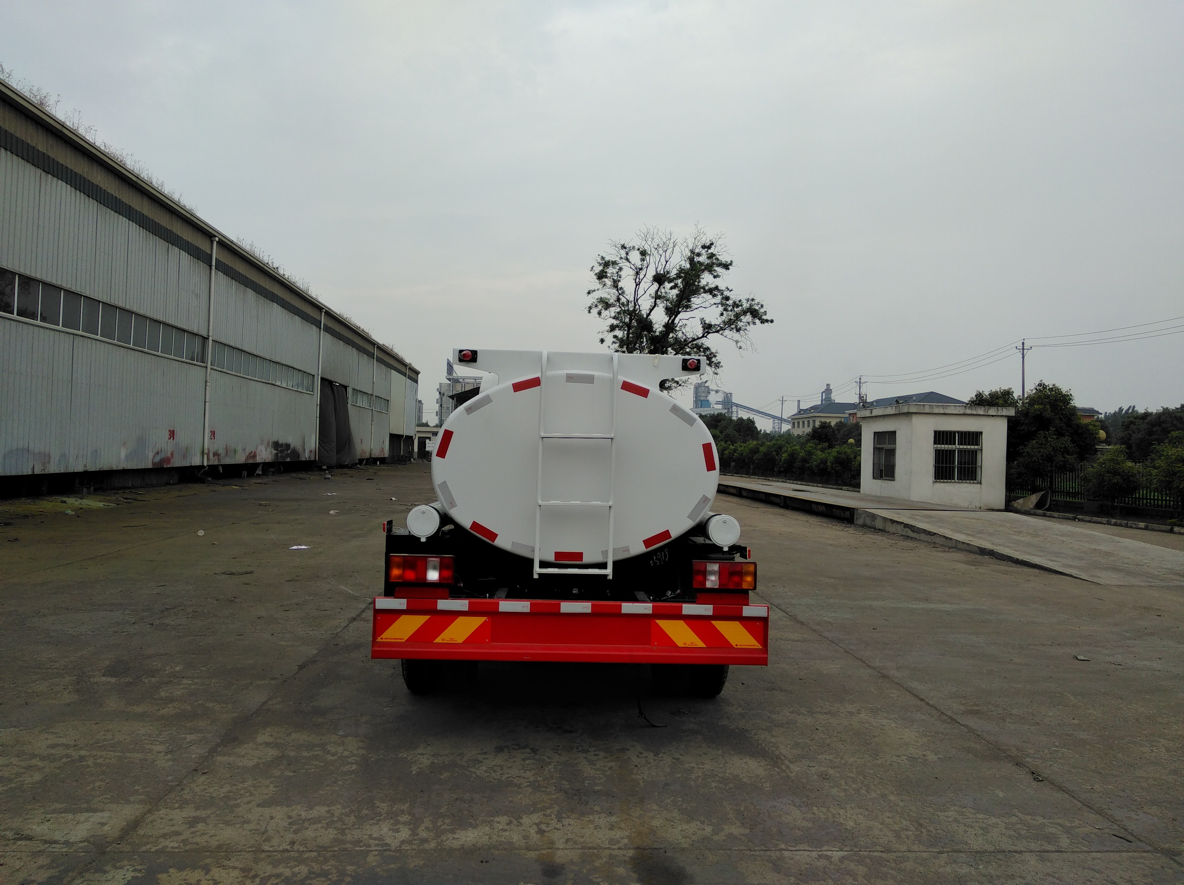 Sinotruk 4x4 mini fuel tanke truck price