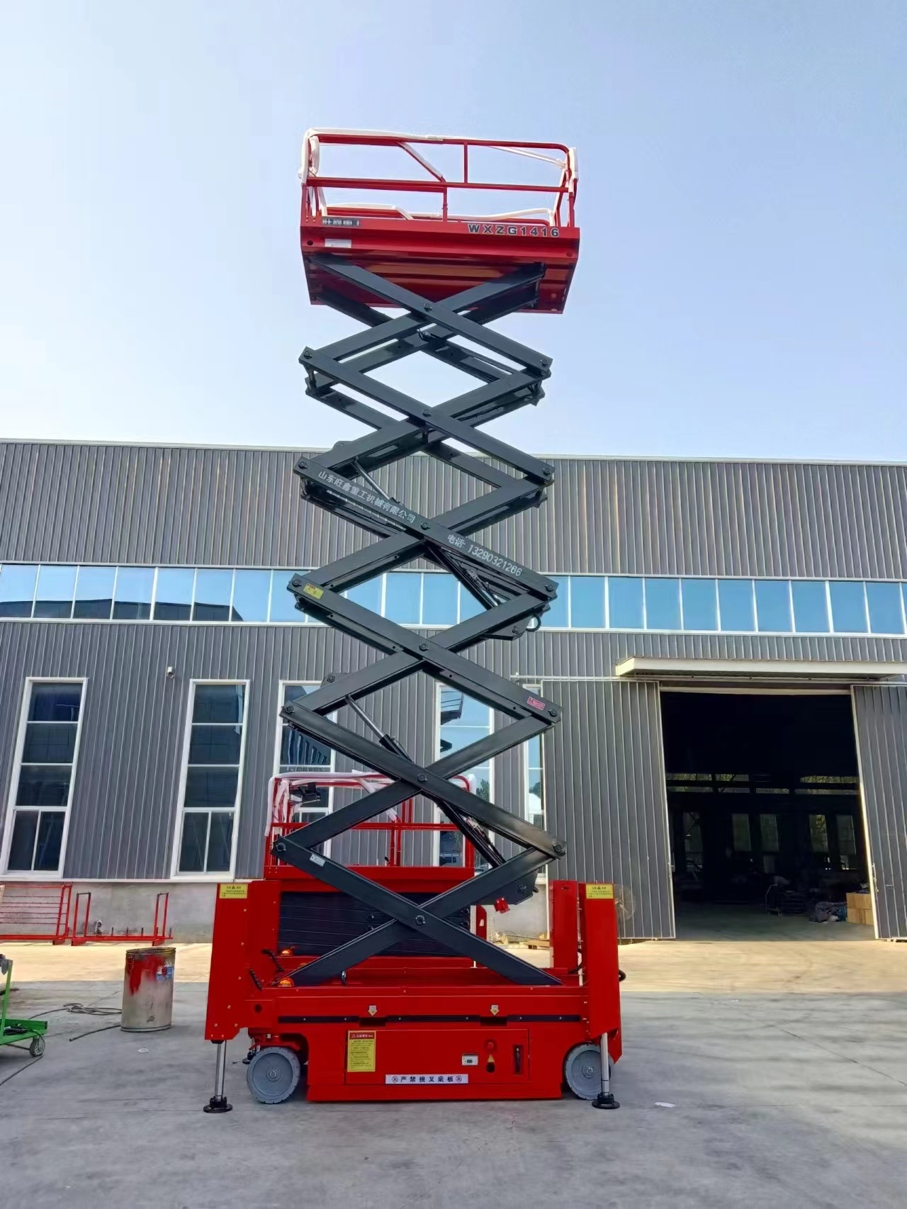 Self moving scissor lift Fully self elevating high-altitude work vehicle Electric hydraulic lifting platform