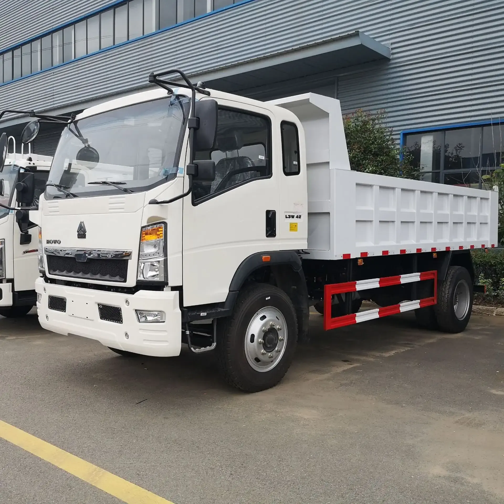 Hot Sale Chinese Sinotruk 4x2 8 Tons 6.8Cbm 6 Wheels Mini Dump Truck