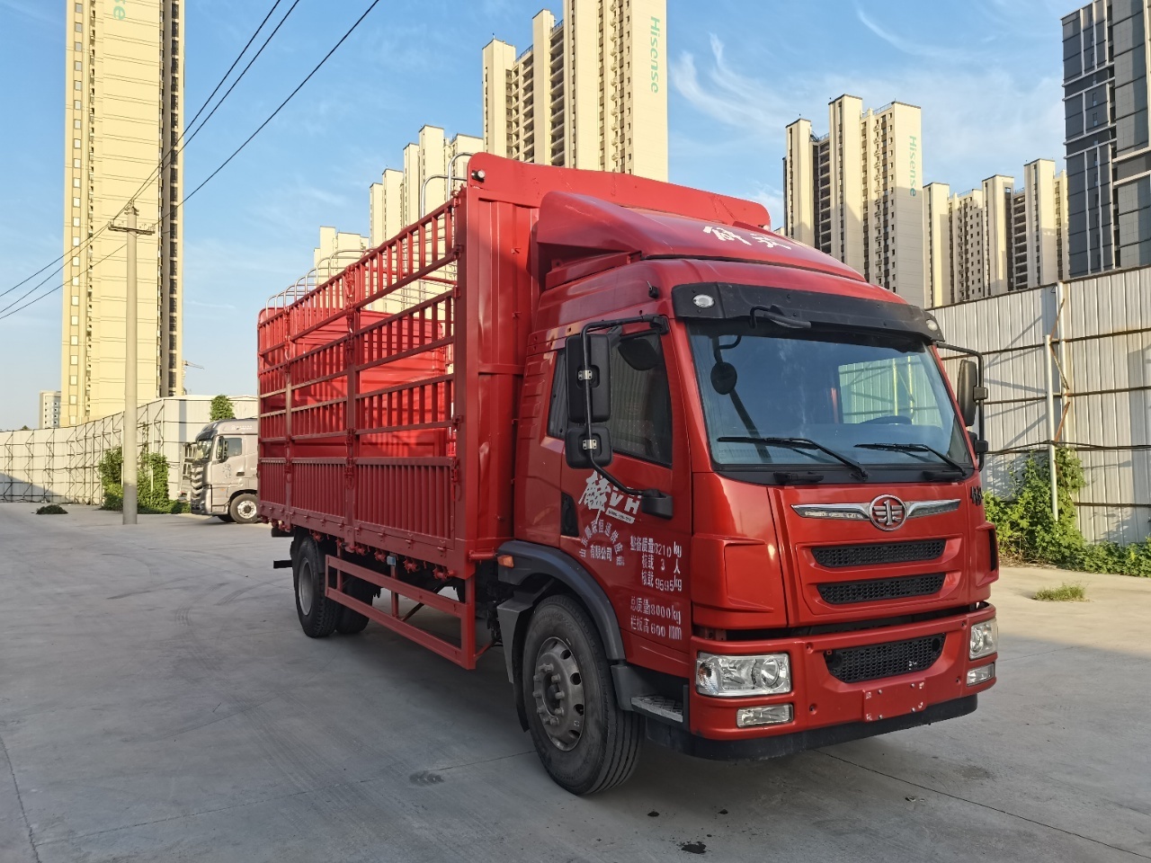 High-quality Trucks China Sinotruk Fence Cargo Truck Cargo Box Truck With Lift Gate