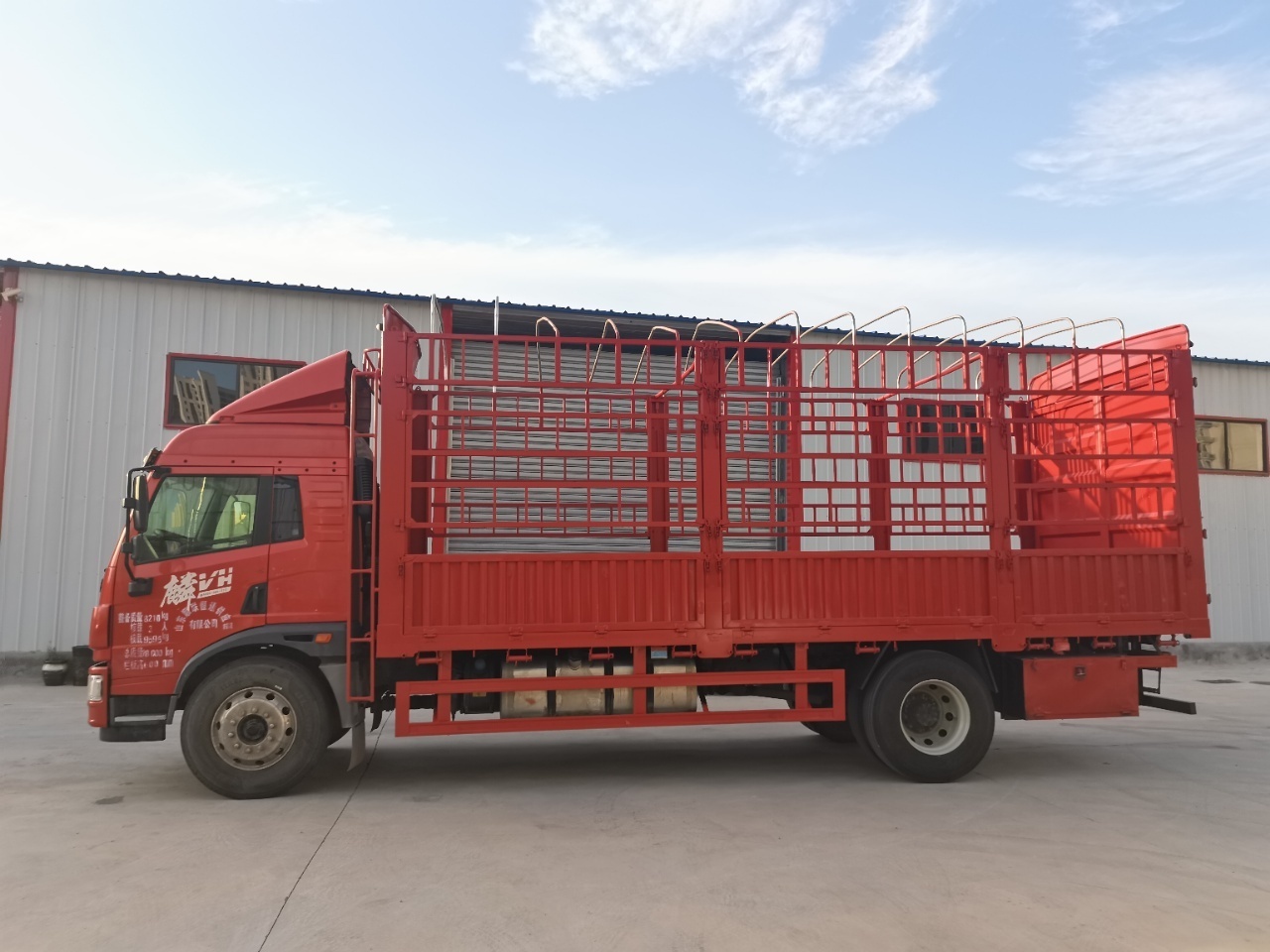 High-Quality Used Left Drive Chinese Howo Cargo Truck Used For Excavator  Fence Truck 2019 used and new camion cargo truck