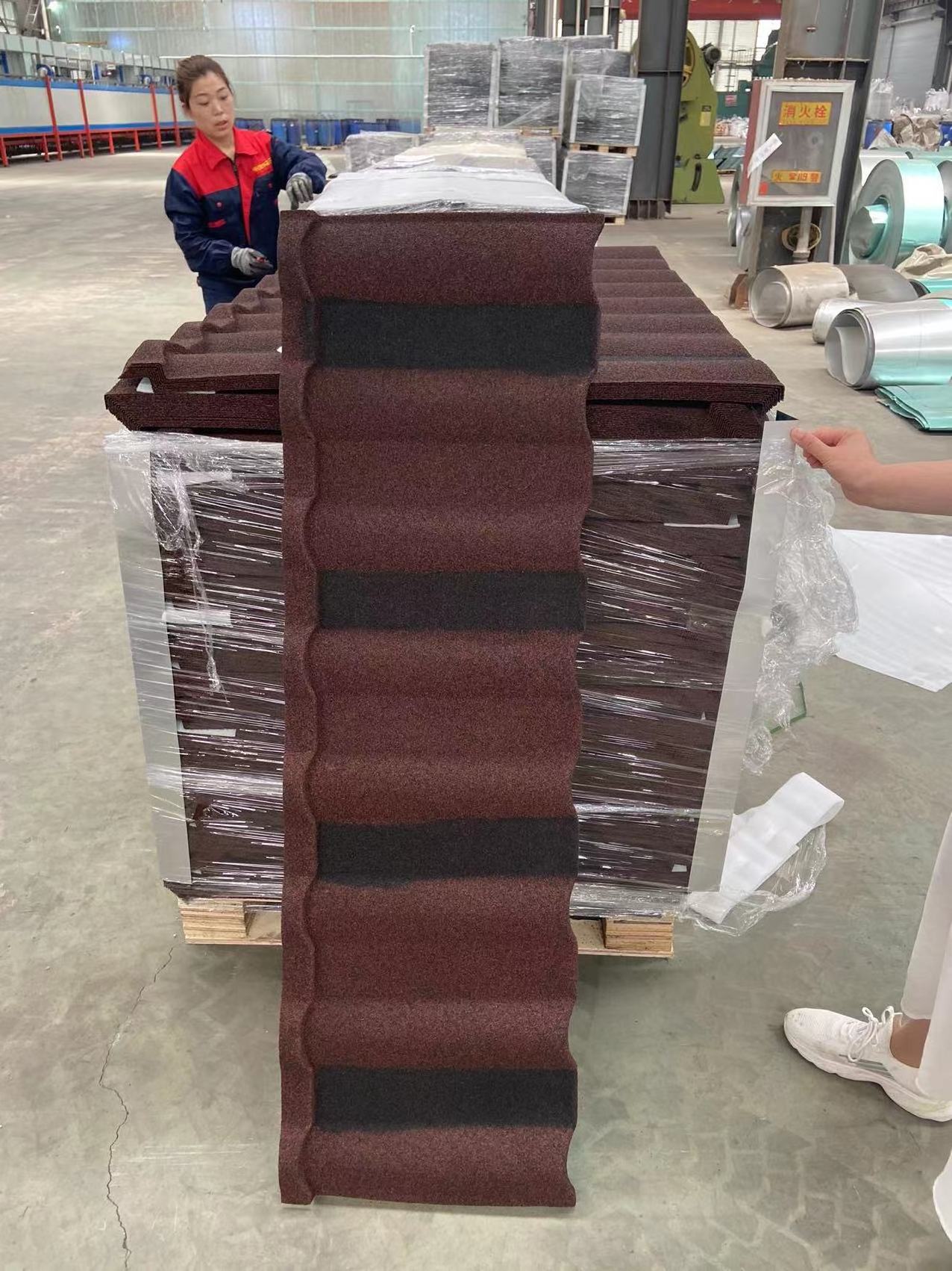 Heat Resistance Roof Tile Aluminized Galvanized Building Materials Colored Stone Coated Metal Roof Tiles