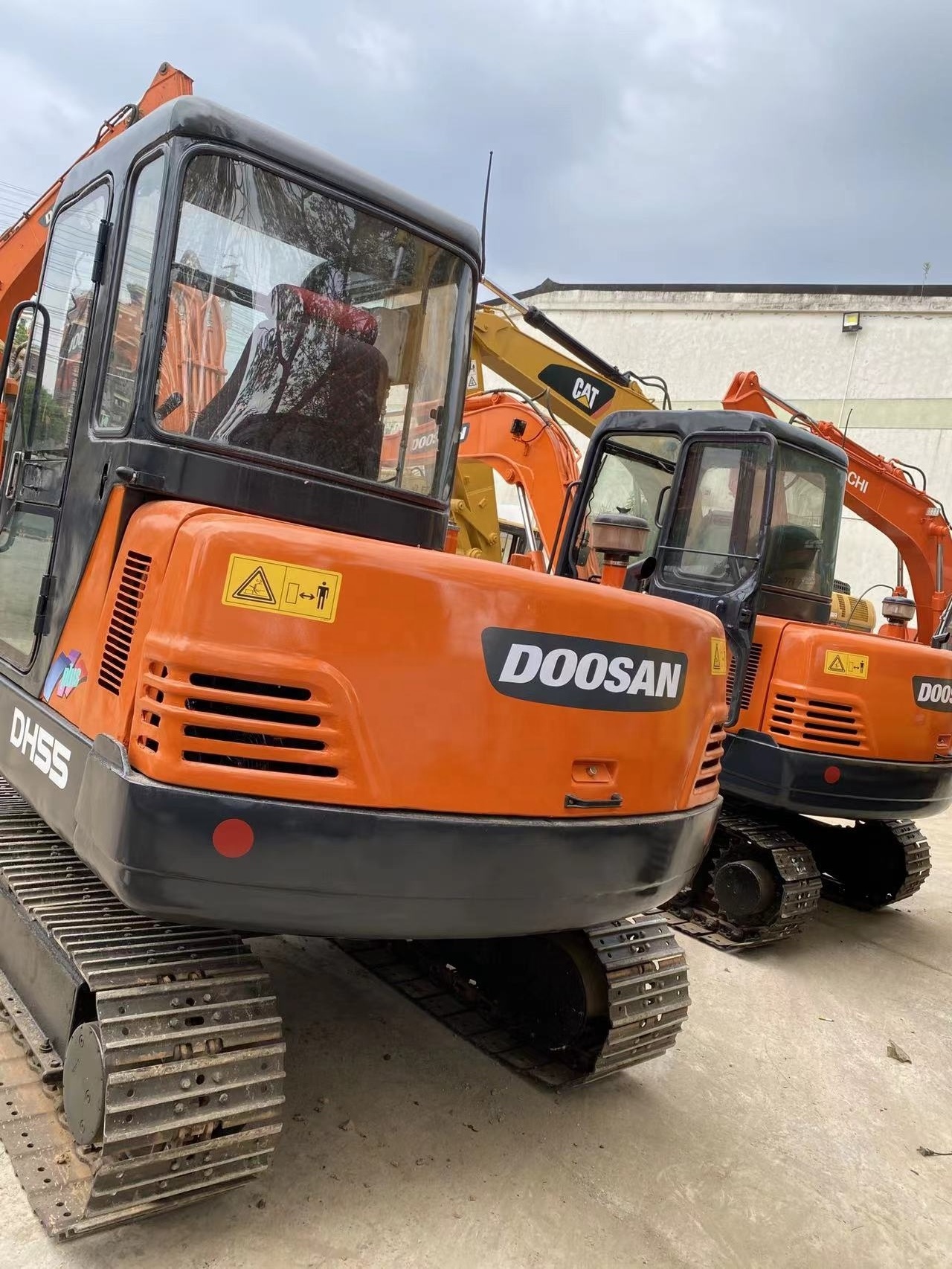 Used Doosan DH55 excavator Doosan  DH55 mini excavator excavadora may xuc with rubber tracker and dozer blade