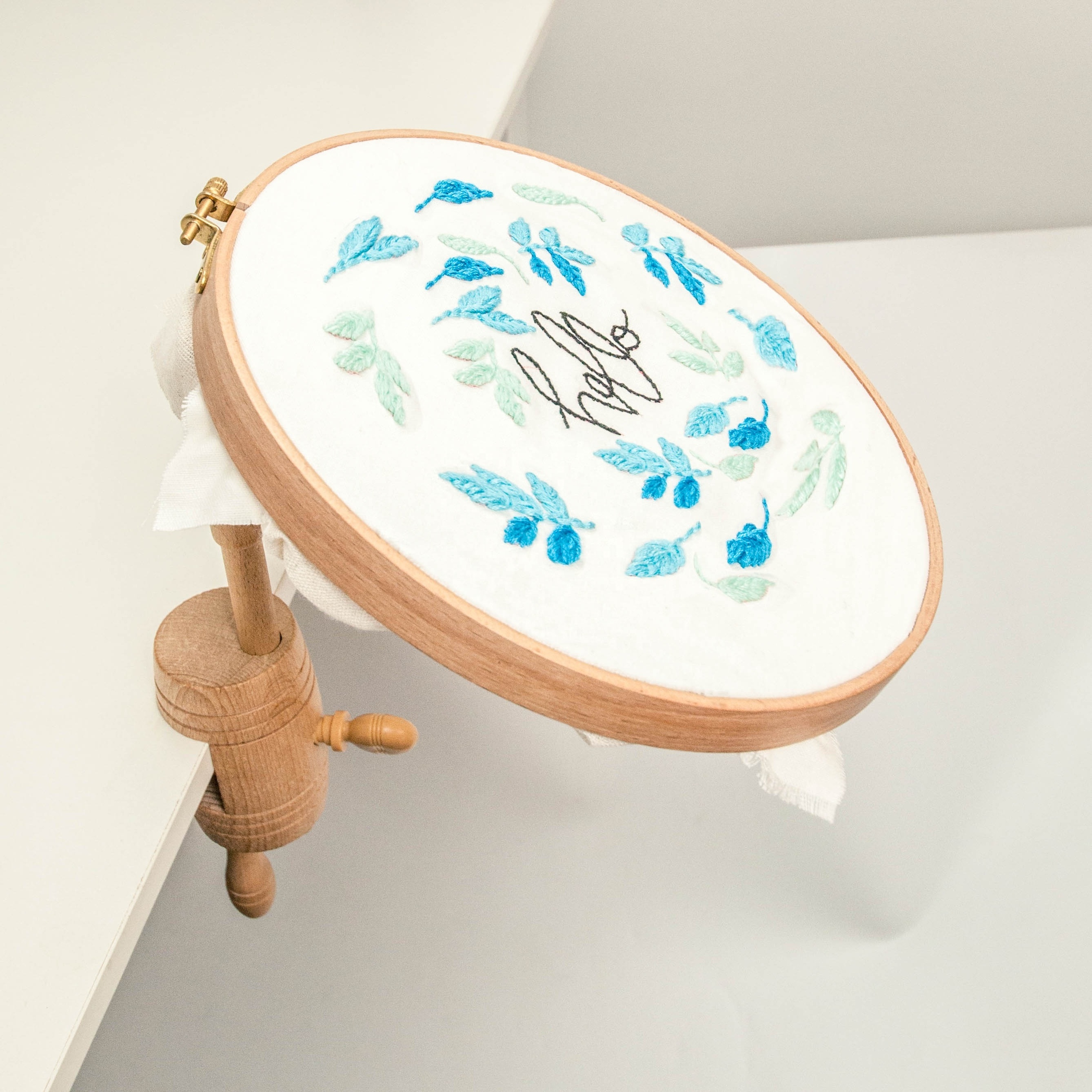 Embroidery Stand on Table Adjustable Embroidery Hoop Stand Clamp Rotated Beech Wood Hoop Holder