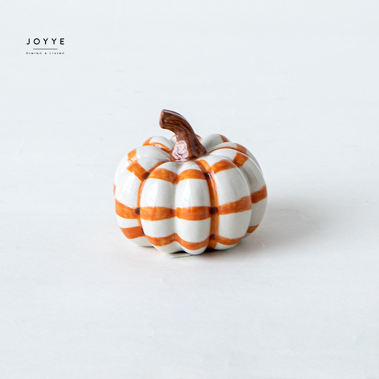 JOYYE Custom Ceramic Kitchenware Under Glazed Halloween Decor Pumpkin Shaped Funny Salt And Pepper Shaker