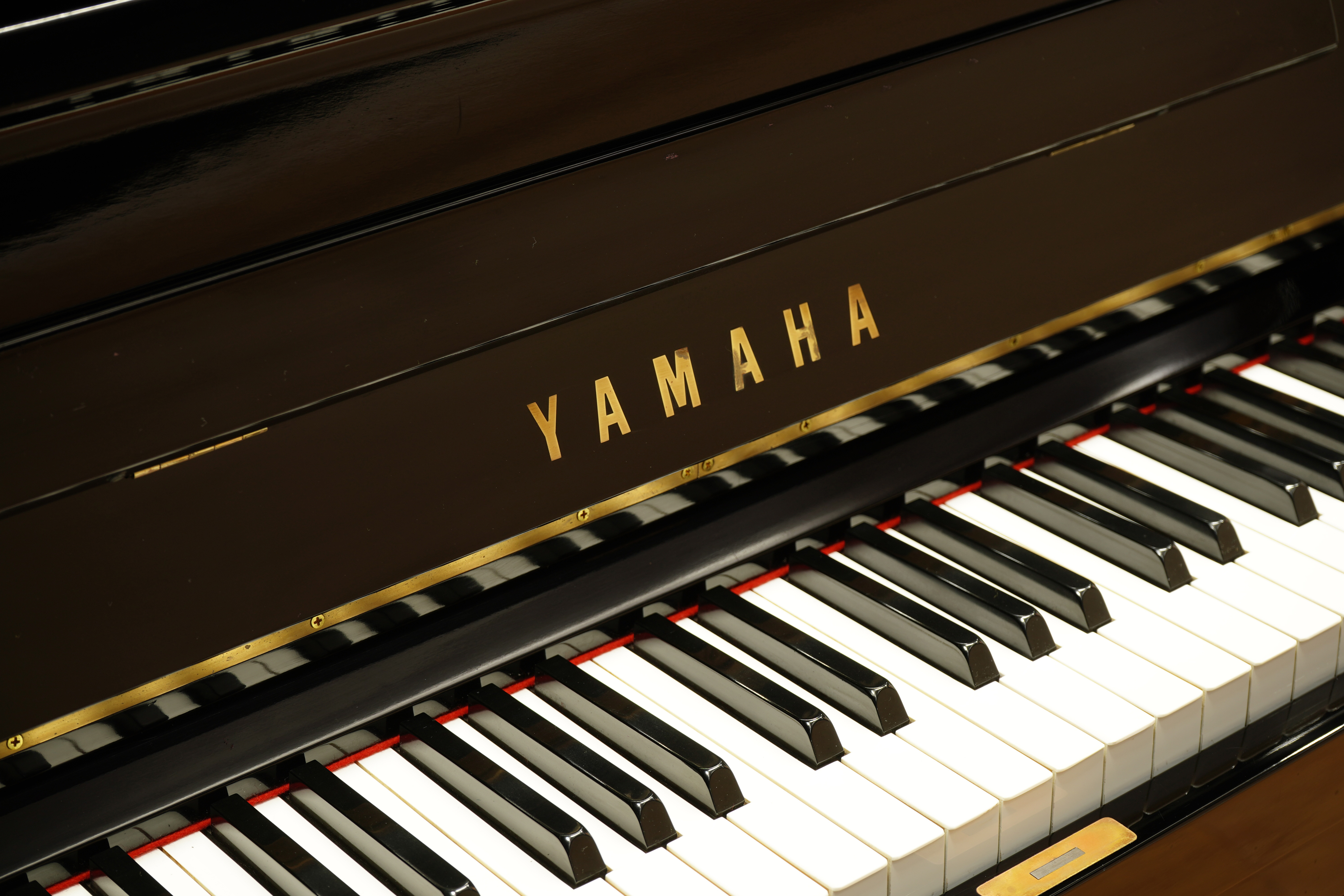 Made in Japan upright mechanical floor second hand yamaha piano