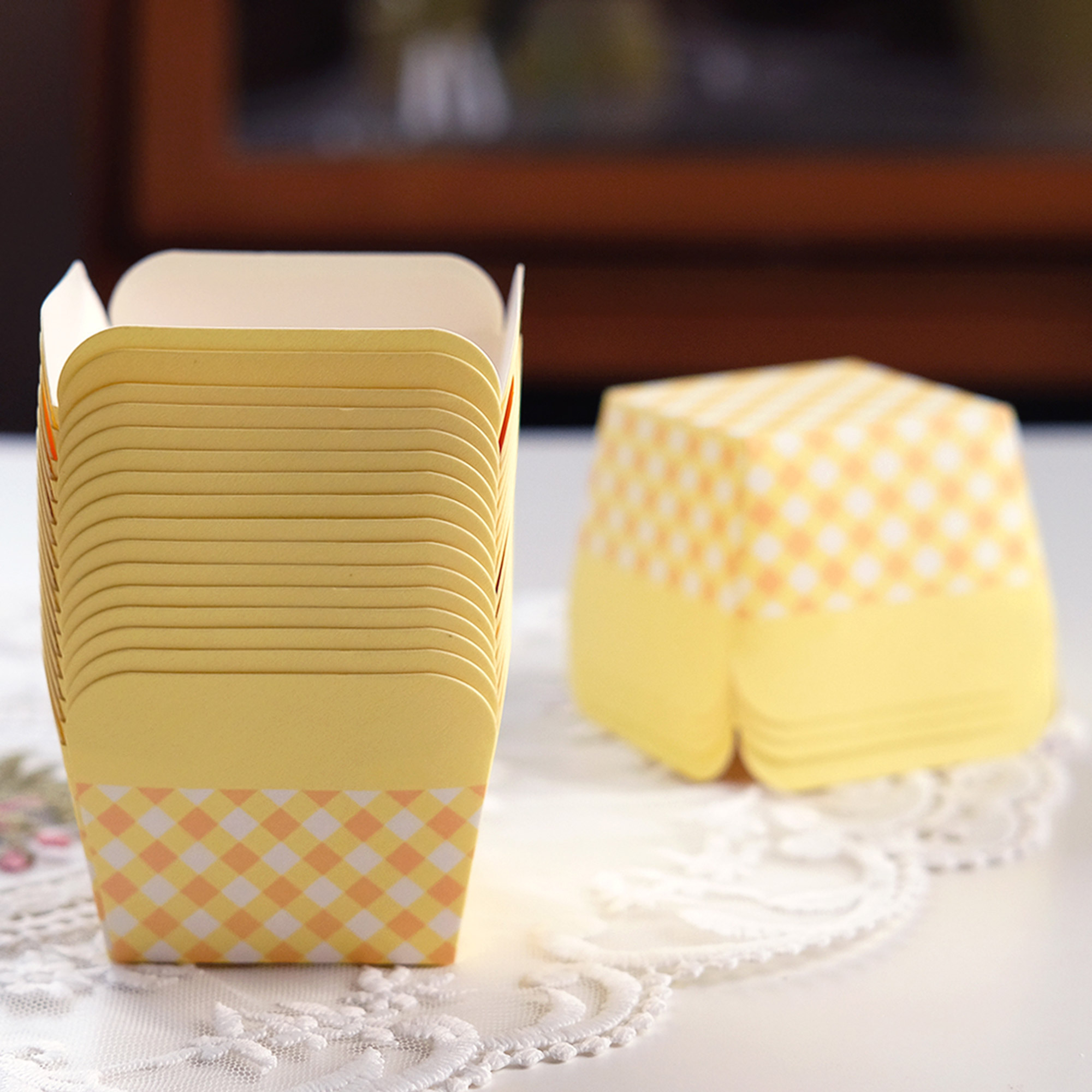 Square Cupcake Liners Disposable Baking Wrappers Plaid Pattern Muffin Cups Desserts Holders for Bread Muffins Mini Snack