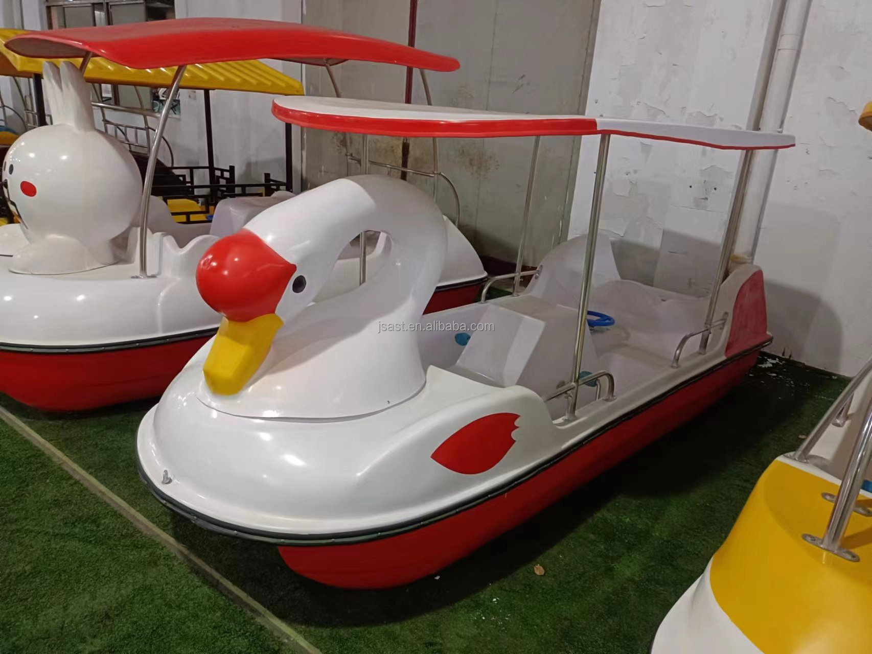 Animal swan fiberglass pedal boats 4 person rides pedal boat with slide 4 person water pedal bike cycle boat for kids