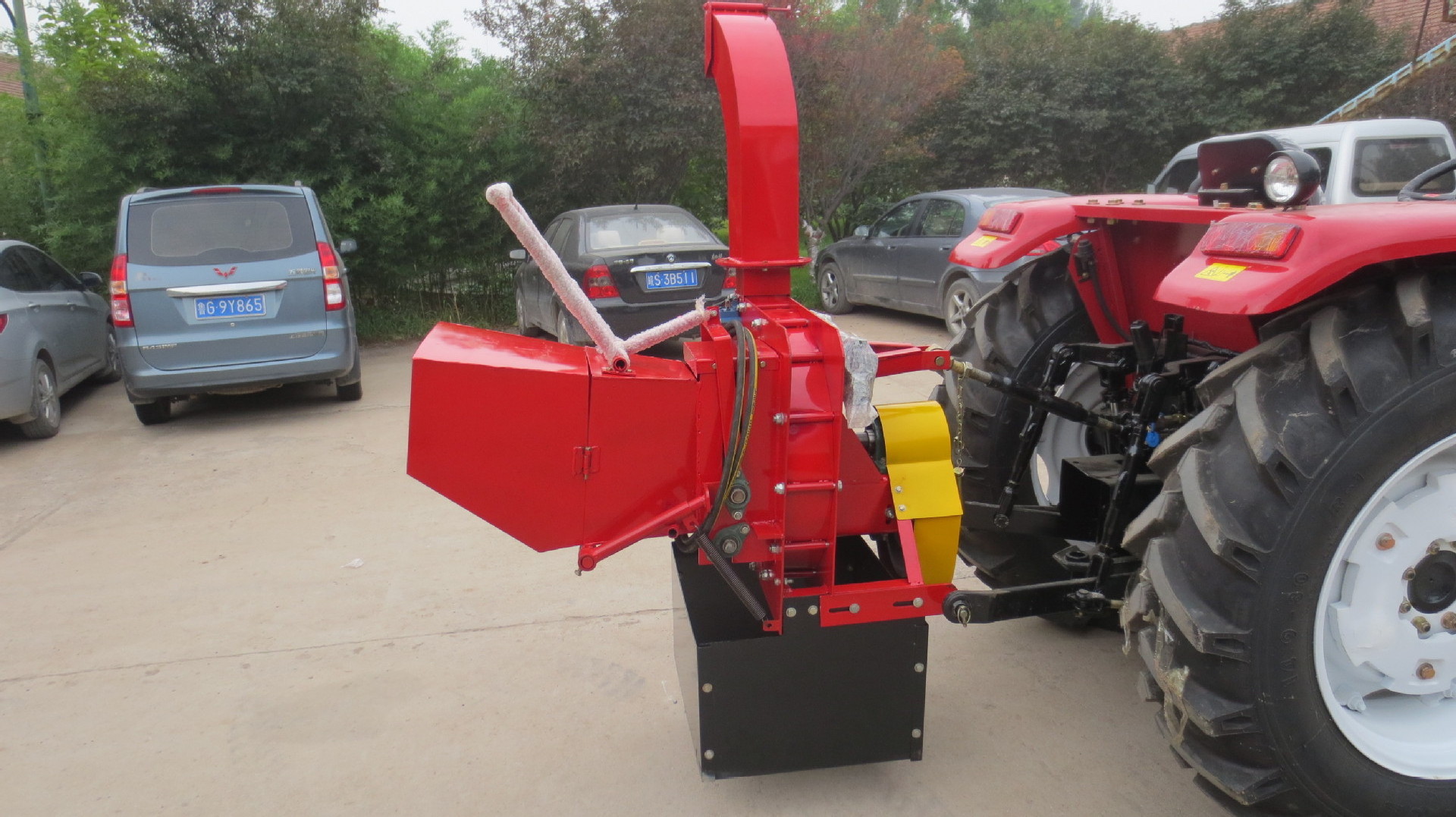 The tractor drives the garden city road branch twig shredder sawdust sawdust wood shredder 15hp wood chipper