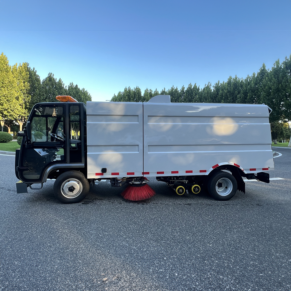 LB-4XS5035 Driving Road Sweeper Electric Street Cleaning Vehicle Patrol Vehicle