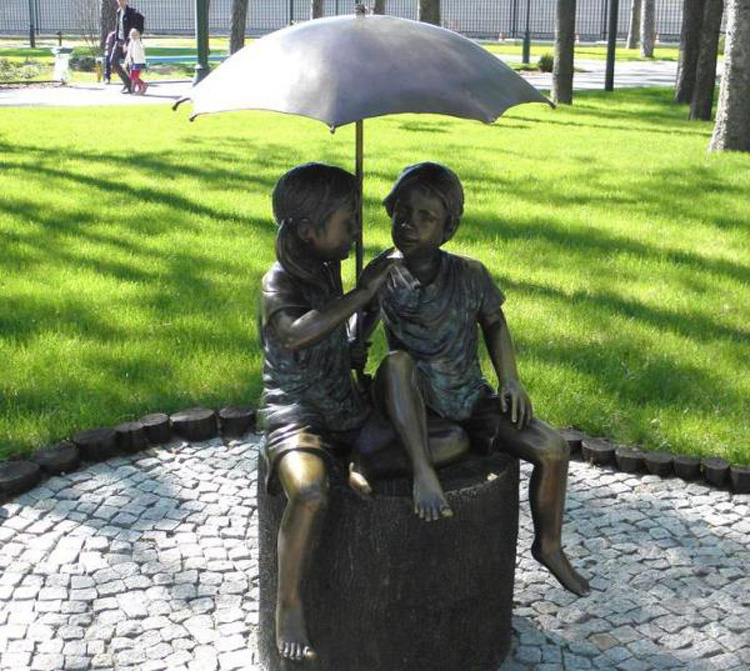 Beautiful design park decor customized size water fountain bronze boy and girl with umbrella statue