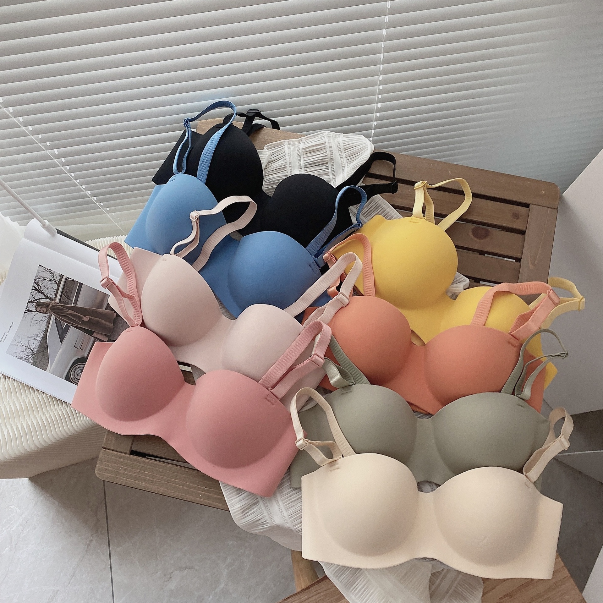 Z124 Wholesale Young Girls Solid Color Underwear A B Cup Wireless seamless candy-color Breathable bra Women's push-up bra