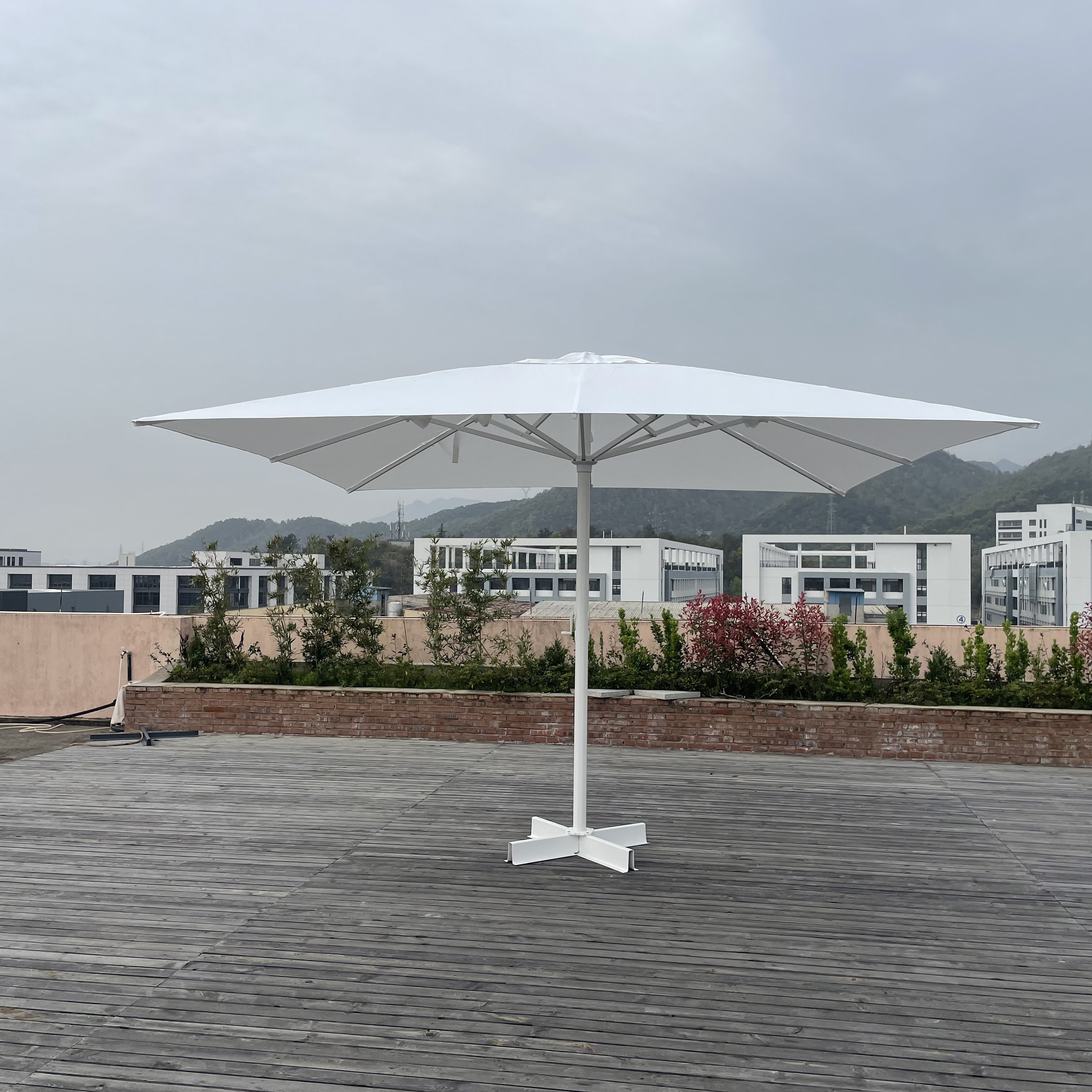 High Quality 4 Square Meter Aluminum Frame Sunshade Bistro Central Pole Umbrella