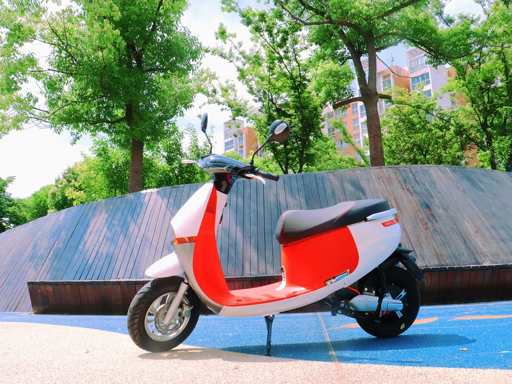 Wholesale 2000w 150km Long Range Electric Scooter 45km/h Cheap Electric Scooter Moped