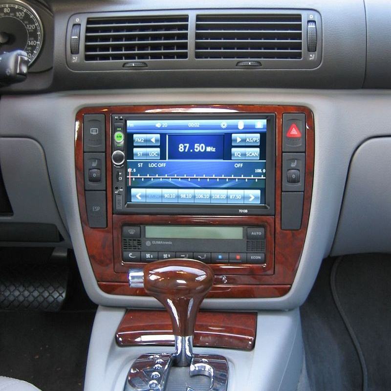 Single din car stereo DVD player with retractable 7