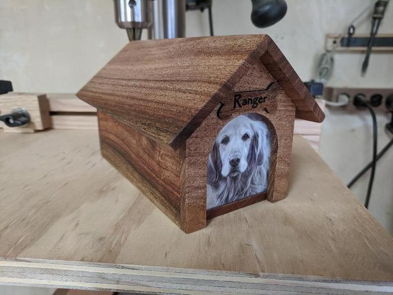 JUNJI Wooden Pet Ash Urn Doghouse Pet Cremation Urns Wholesale Paw Prints Wood Cheap and Best Wooden Pet Window Frame Urns 200