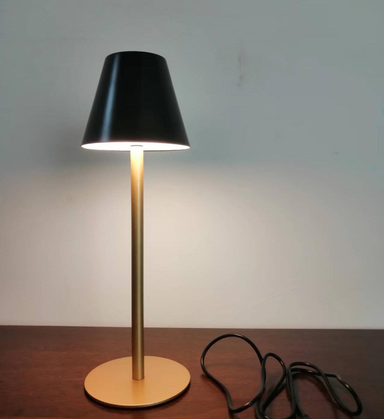 Rechargeable Led Table Lamp with Touch Control,  Portable Stepless Dimming  led desk Lamp Cordless Bar table lamp