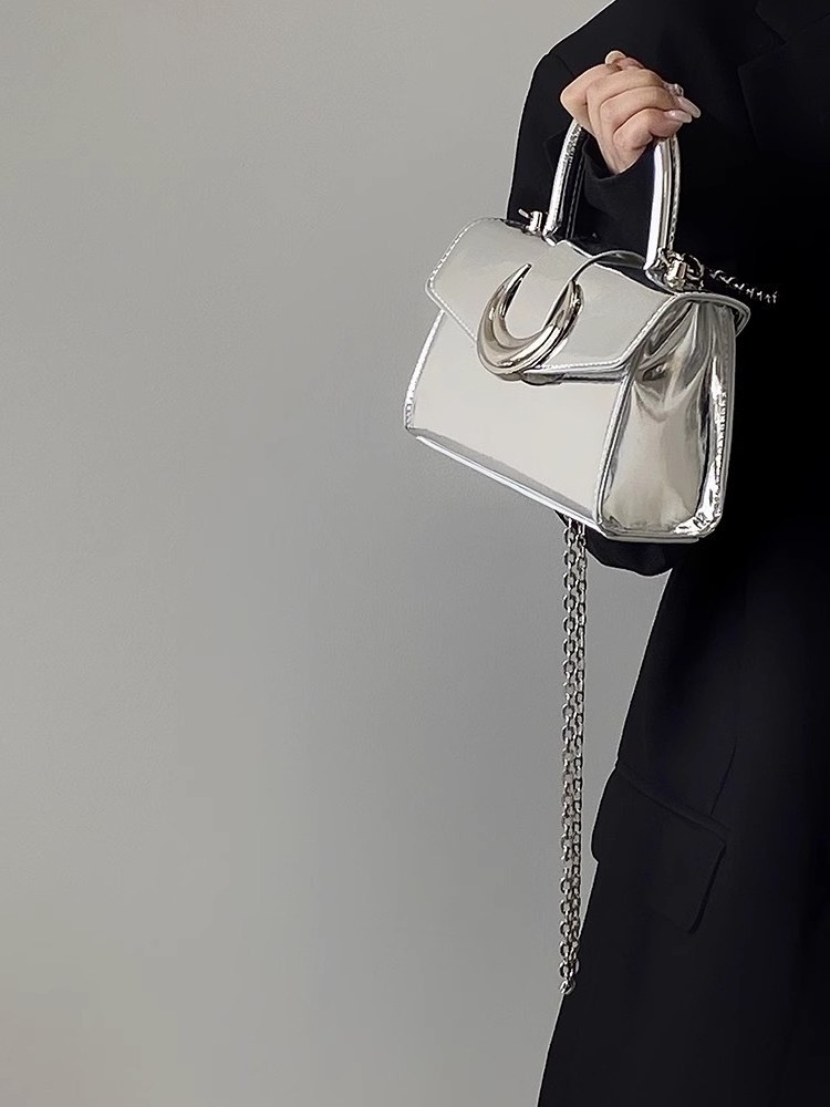 Nanchang Auyan Moon Lock Bag Women 2023 New Silver Patent Leather Handbag Chain Single Shoulder Crossbody Bag