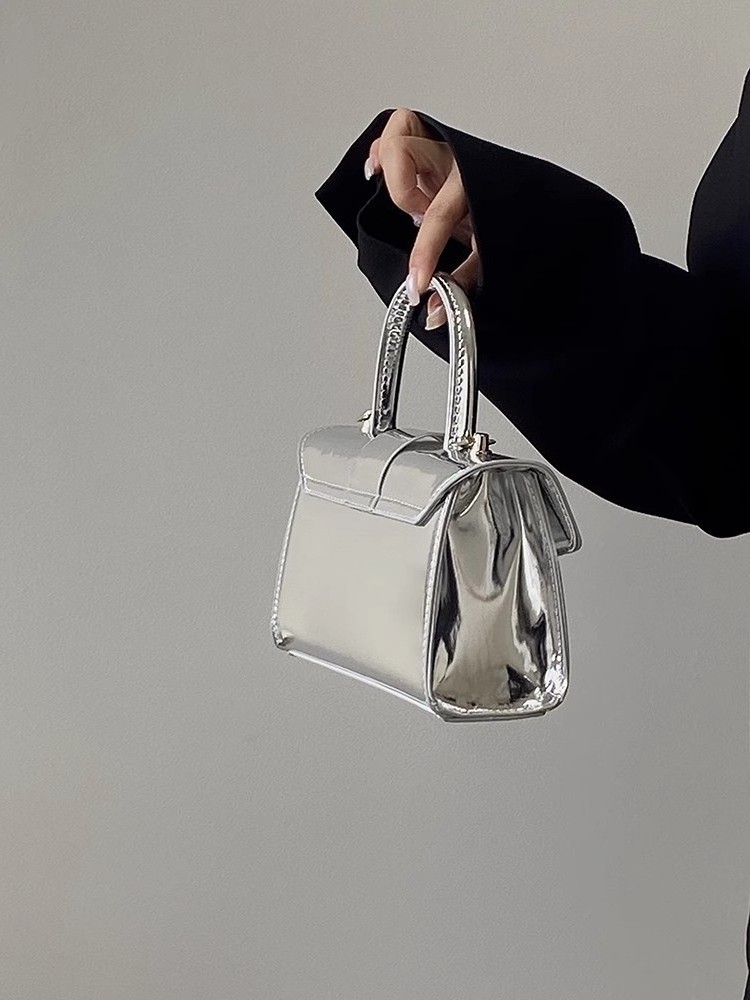 Nanchang Auyan Moon Lock Bag Women 2023 New Silver Patent Leather Handbag Chain Single Shoulder Crossbody Bag