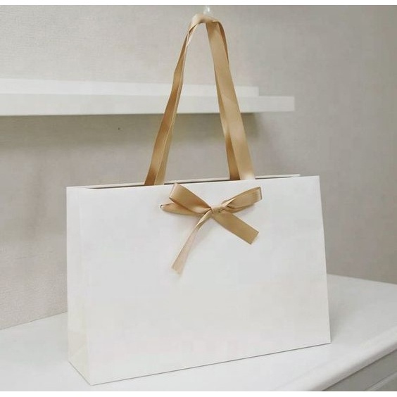 Wholesale embossing eco recyclable custom logo printed perfume gift bag gift paper bag luxury paper shopping bag with handle