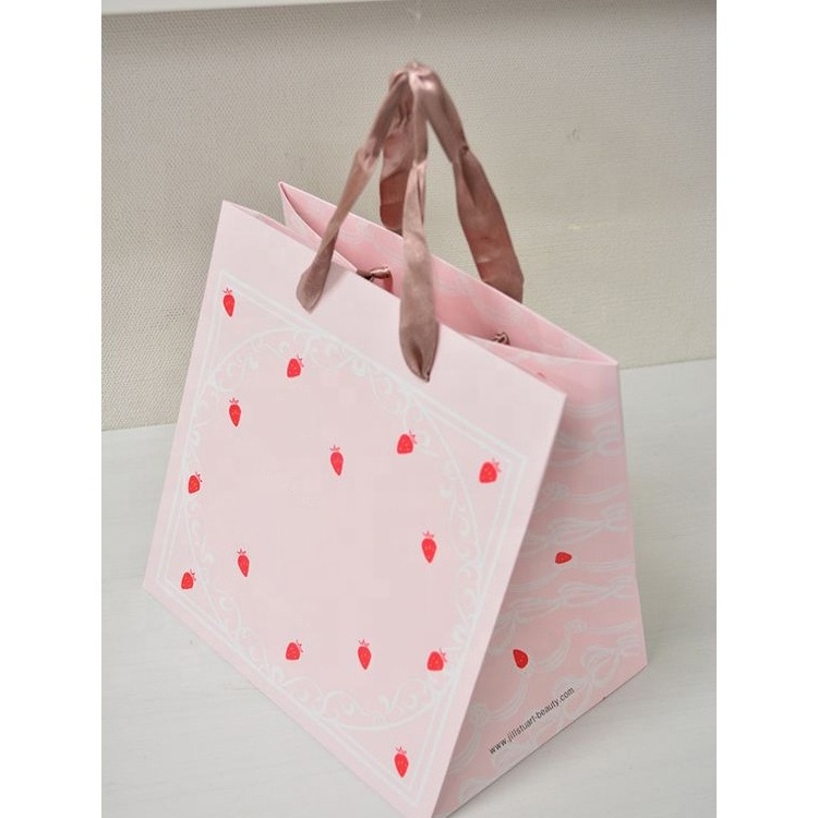 Wholesale embossing eco recyclable custom logo printed perfume gift bag gift paper bag luxury paper shopping bag with handle