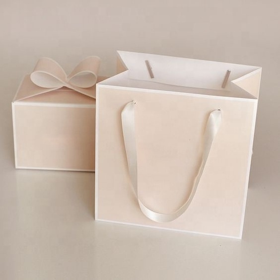 Wholesale embossing eco recyclable custom logo printed perfume gift bag gift paper bag luxury paper shopping bag with handle