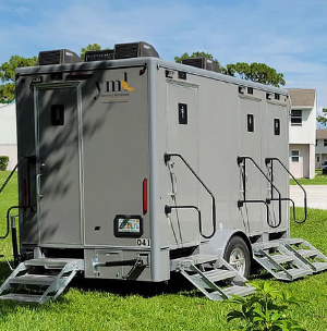 JUYOU MECH Portable Toilets Mobile Plastic Trailer Toilet Restroom Trailer Portable Toilet