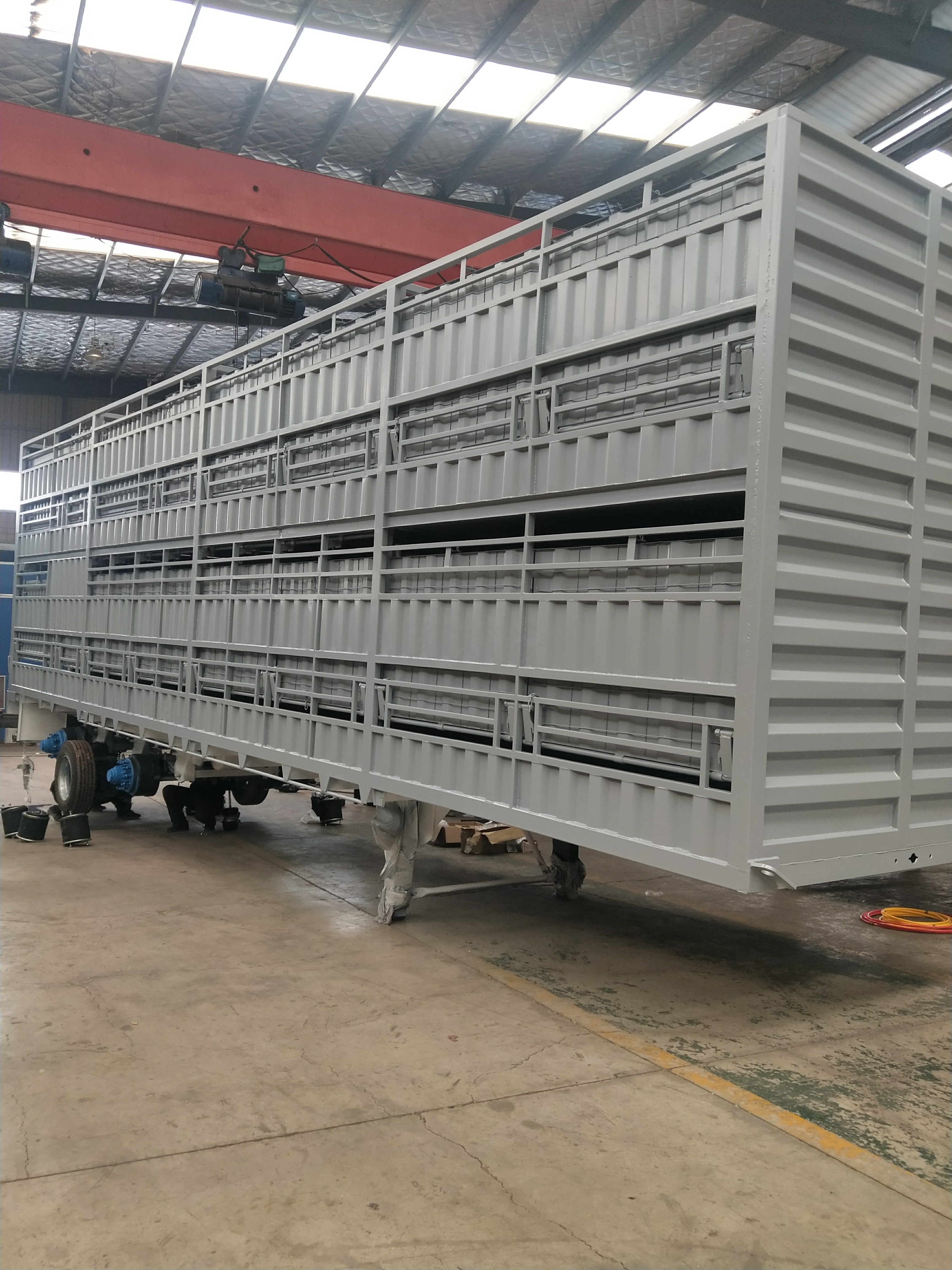 Double Deck 3-axle animal transport Storehouse barssemi trailer/livestock semi truck trailer /fencing trailer for sale