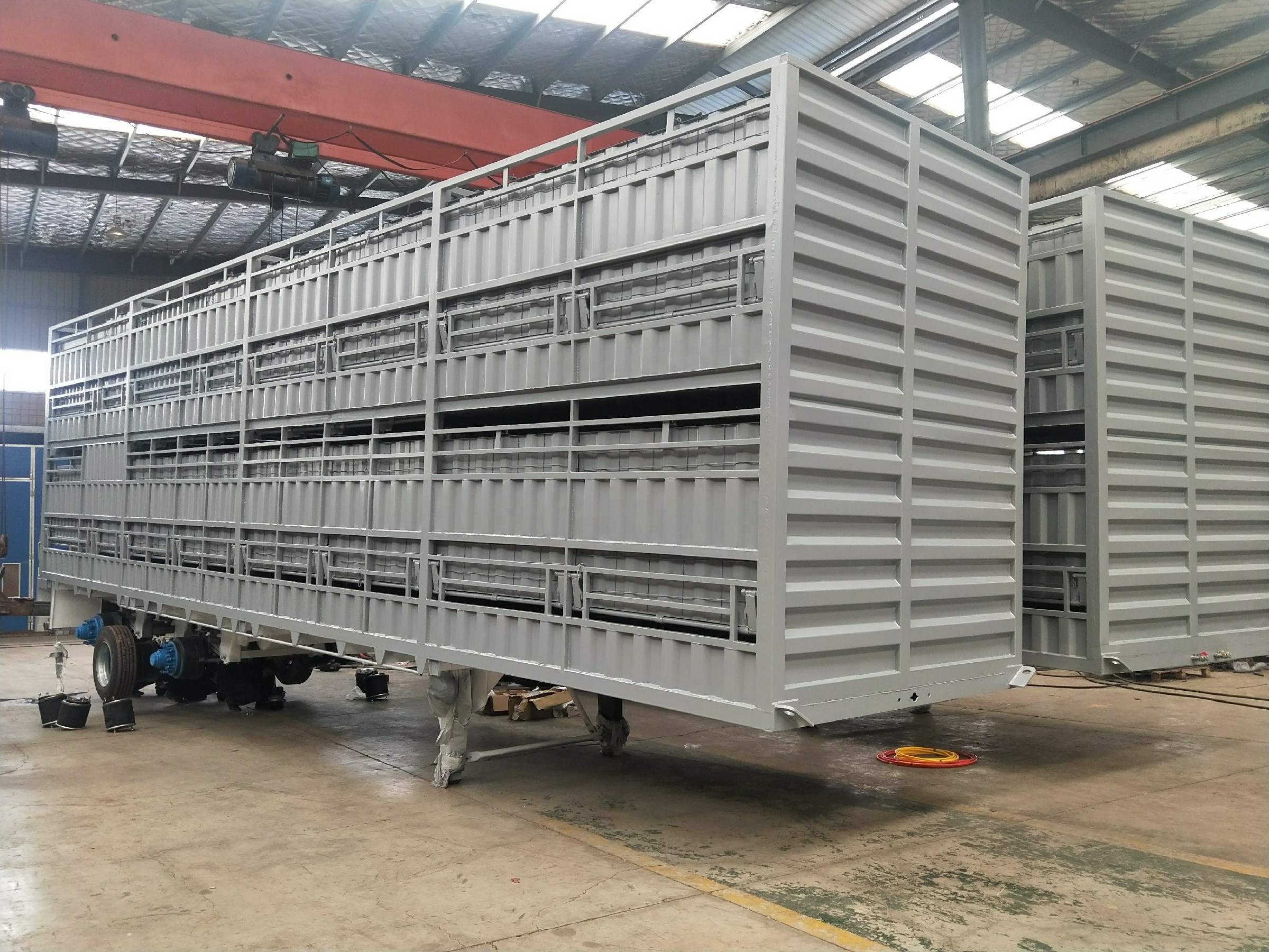 Double Deck 3-axle animal transport Storehouse barssemi trailer/livestock semi truck trailer /fencing trailer for sale