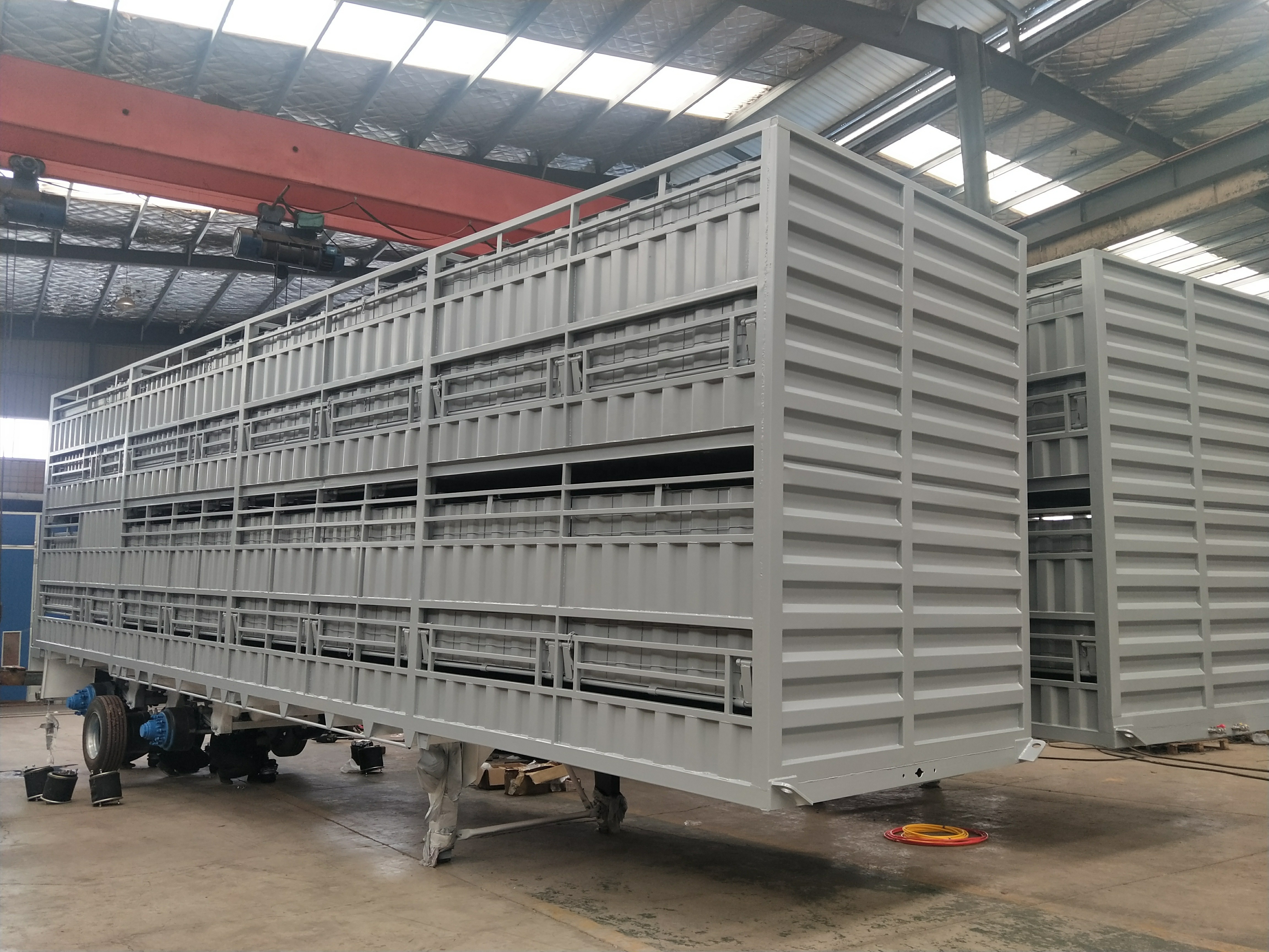 Double Deck 3-axle animal transport Storehouse barssemi trailer/livestock semi truck trailer /fencing trailer for sale