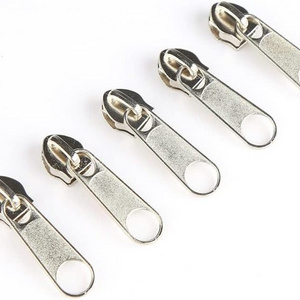 Factory wholesale No.5 Non Lock Zipper Slider with Decorated 5# zinc alloyPuller for Nylon Zipper