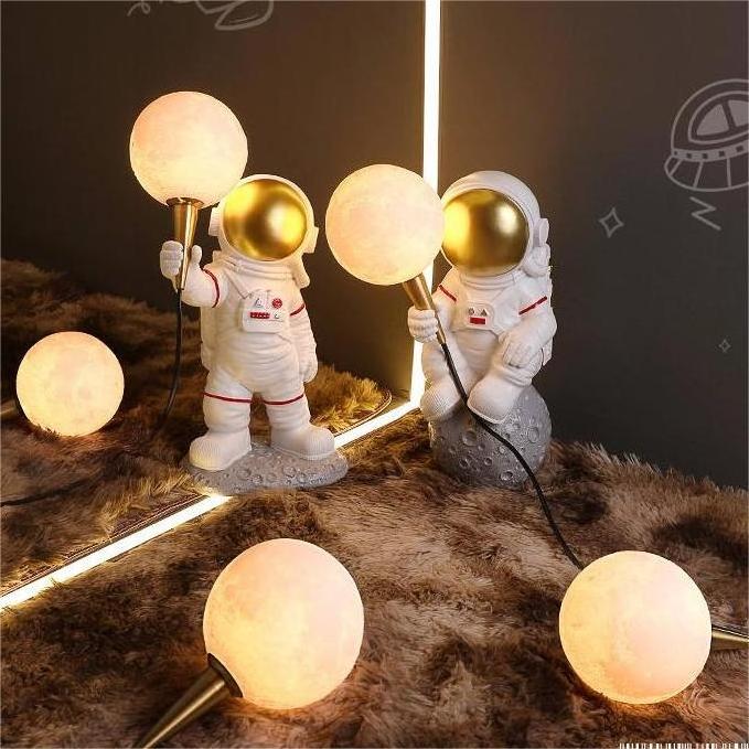 Creative study living room decoration Space bedroom children's room Bedside lamp Astronaut lamp