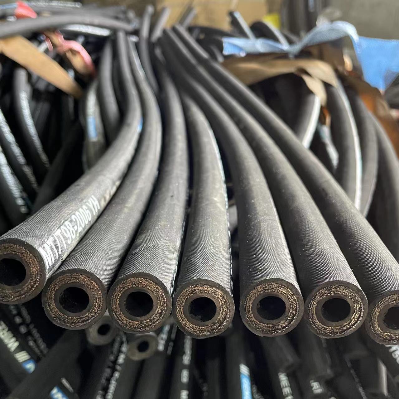 Excavator hydraulic rubber hose with long service life High pressure steel wire woven rubber hose SAE flexible rubber tubing ass